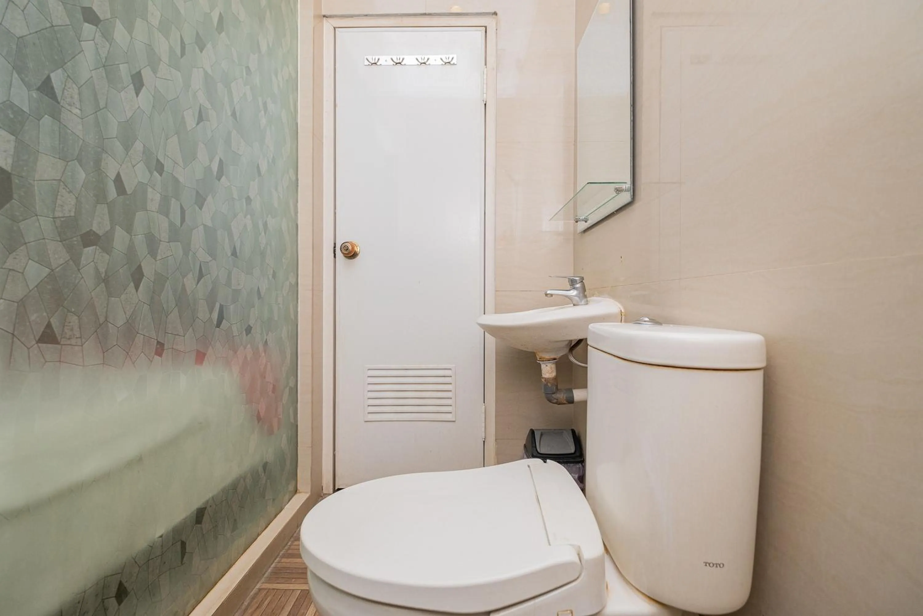 Bathroom in RedDoorz Plus @ Cideng Barat