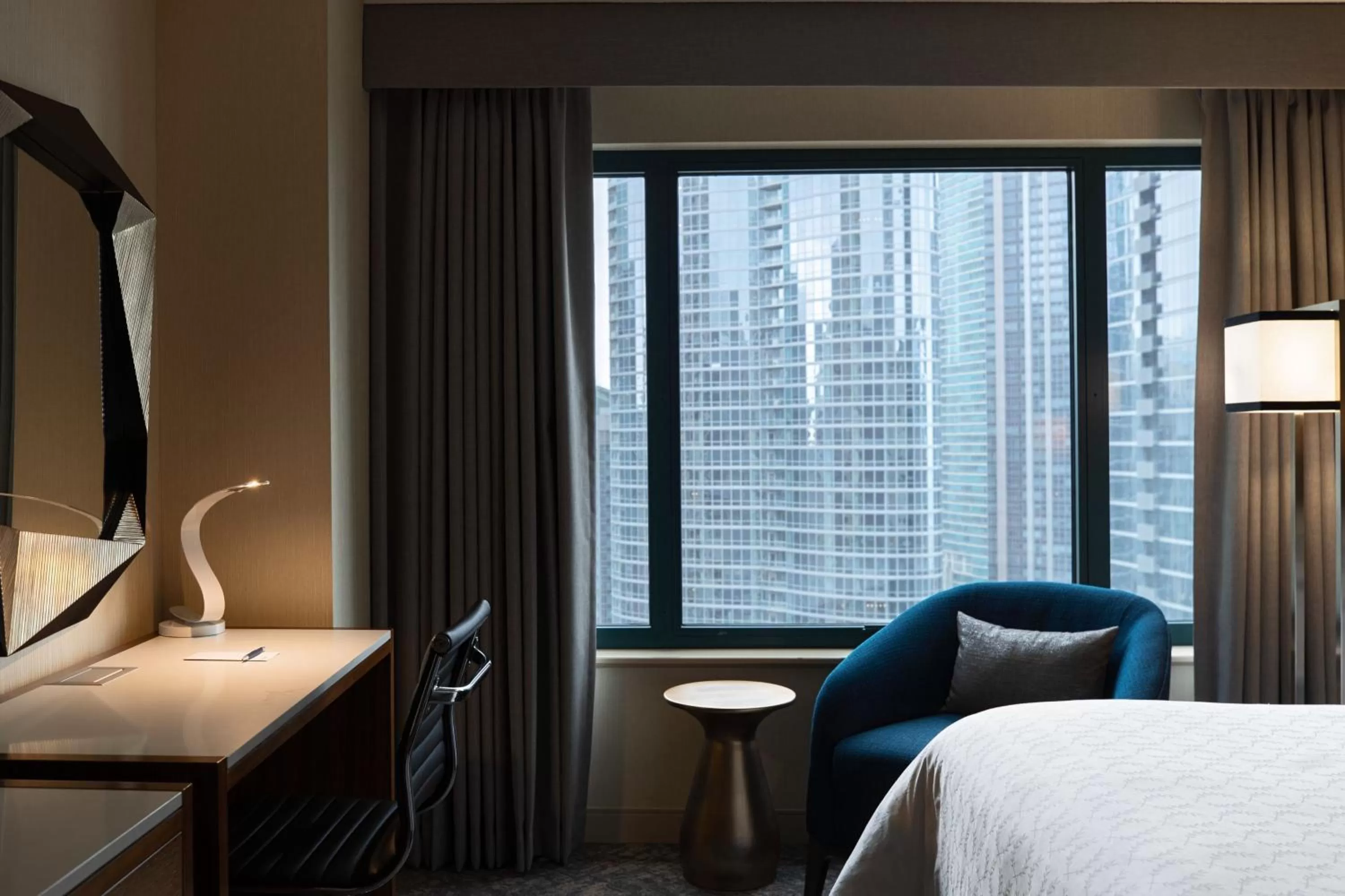 Photo of the whole room, Bed in Sheraton Grand Chicago Riverwalk