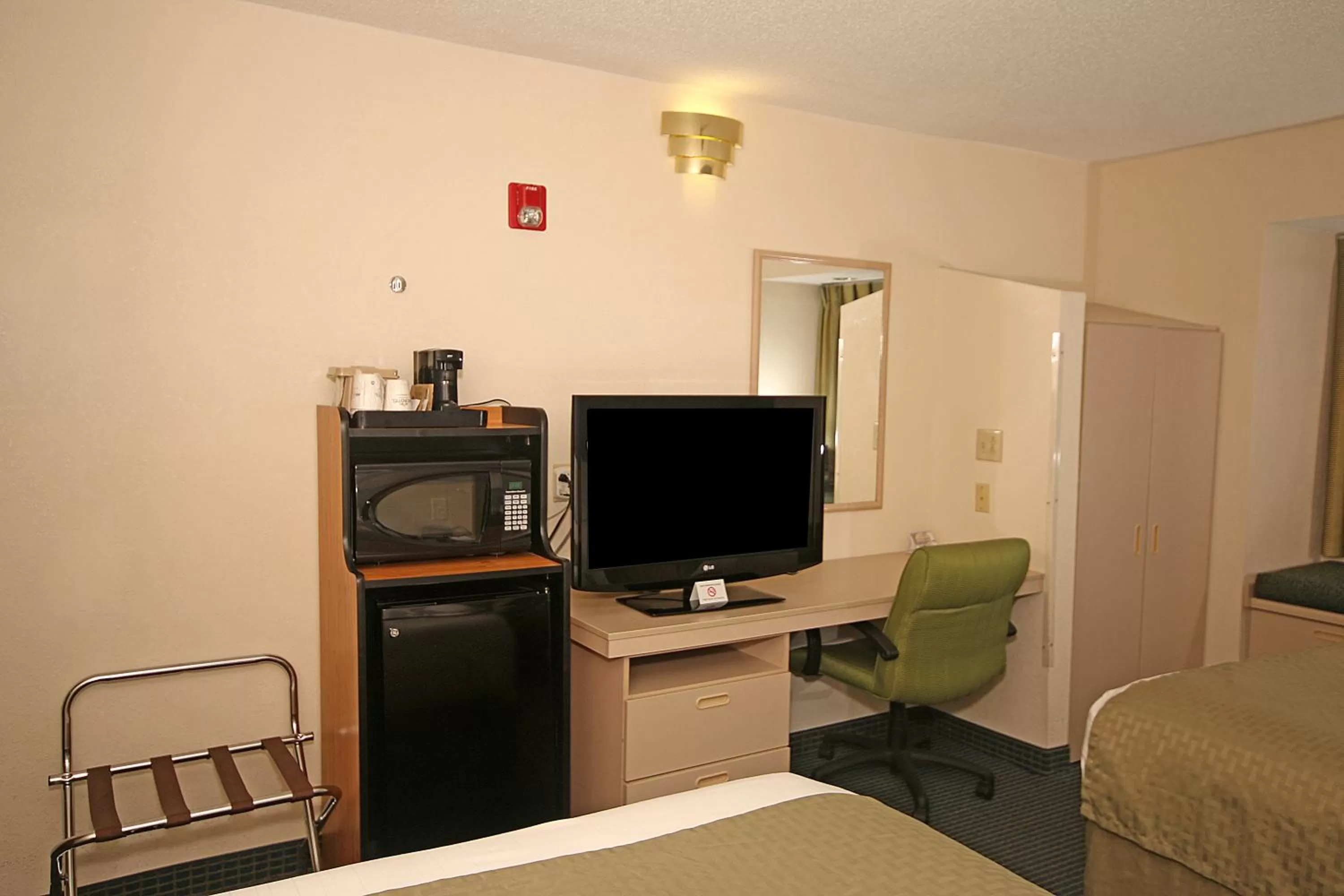 TV and multimedia, Bed in Microtel Inn & Suites by Wyndham Statesville