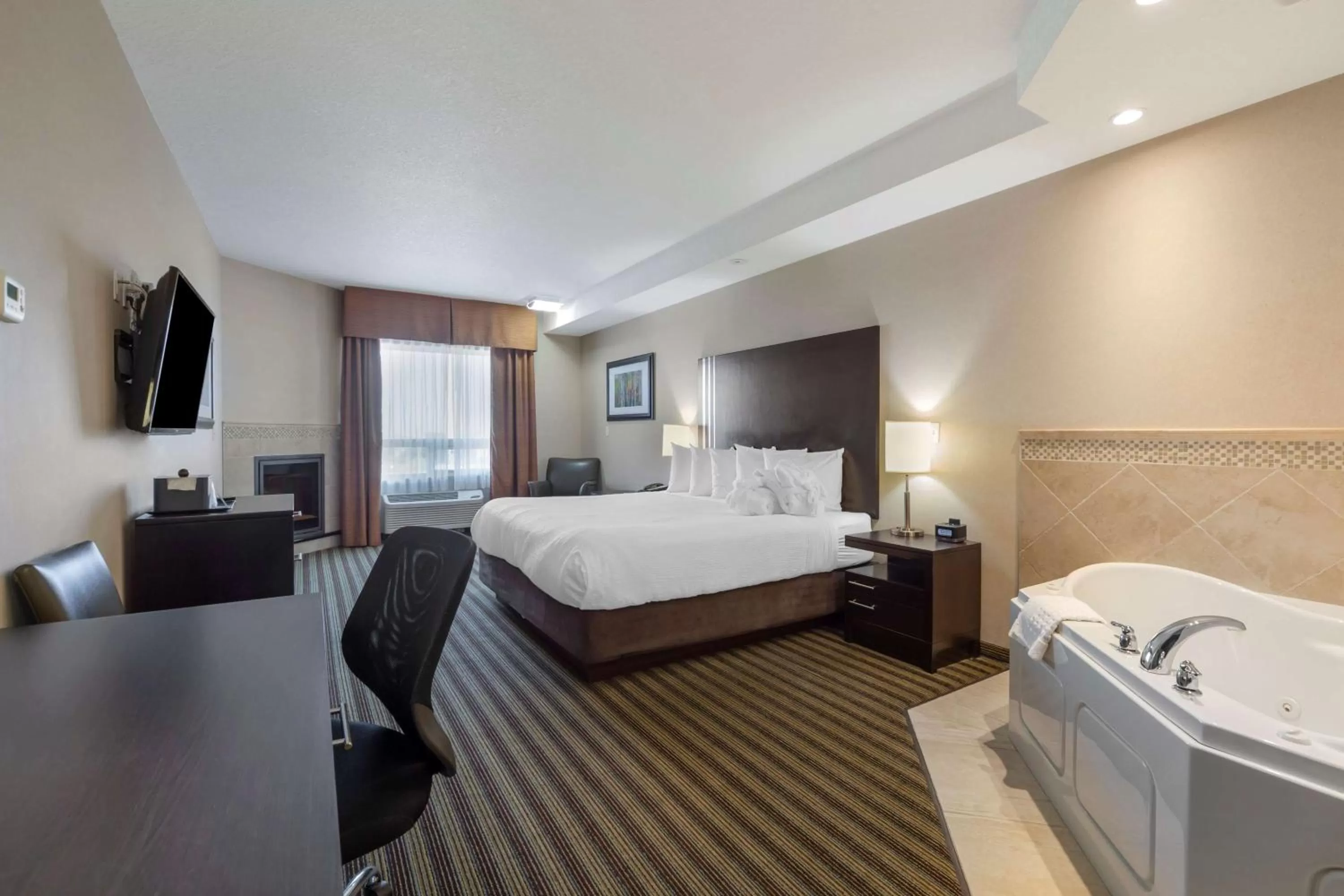Bedroom, Bed in Best Western Plus Sherwood Park Inn & Suites