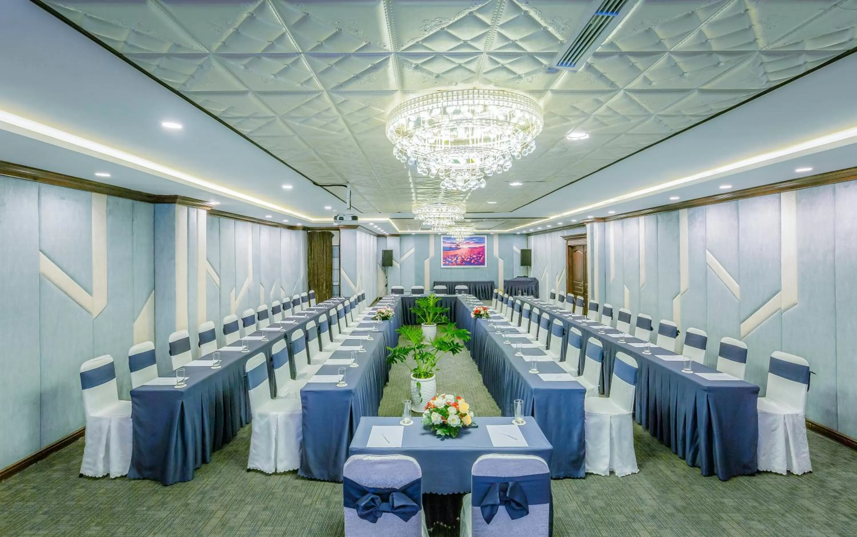 Business facilities in Happy Life Grand Hotel & Rooftop Skybar