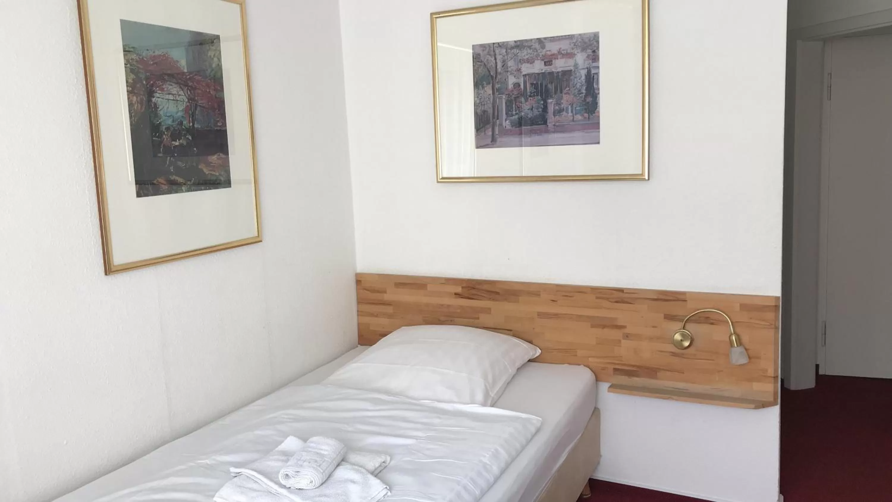 Photo of the whole room, Bed in Hotel-Nachtwächter