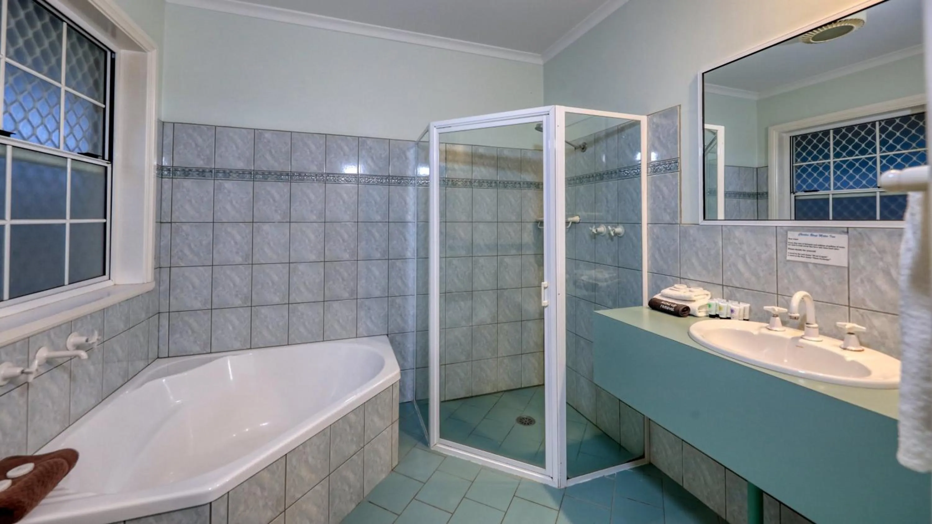 Shower in Charles Rasp Motor Inn & Cottages