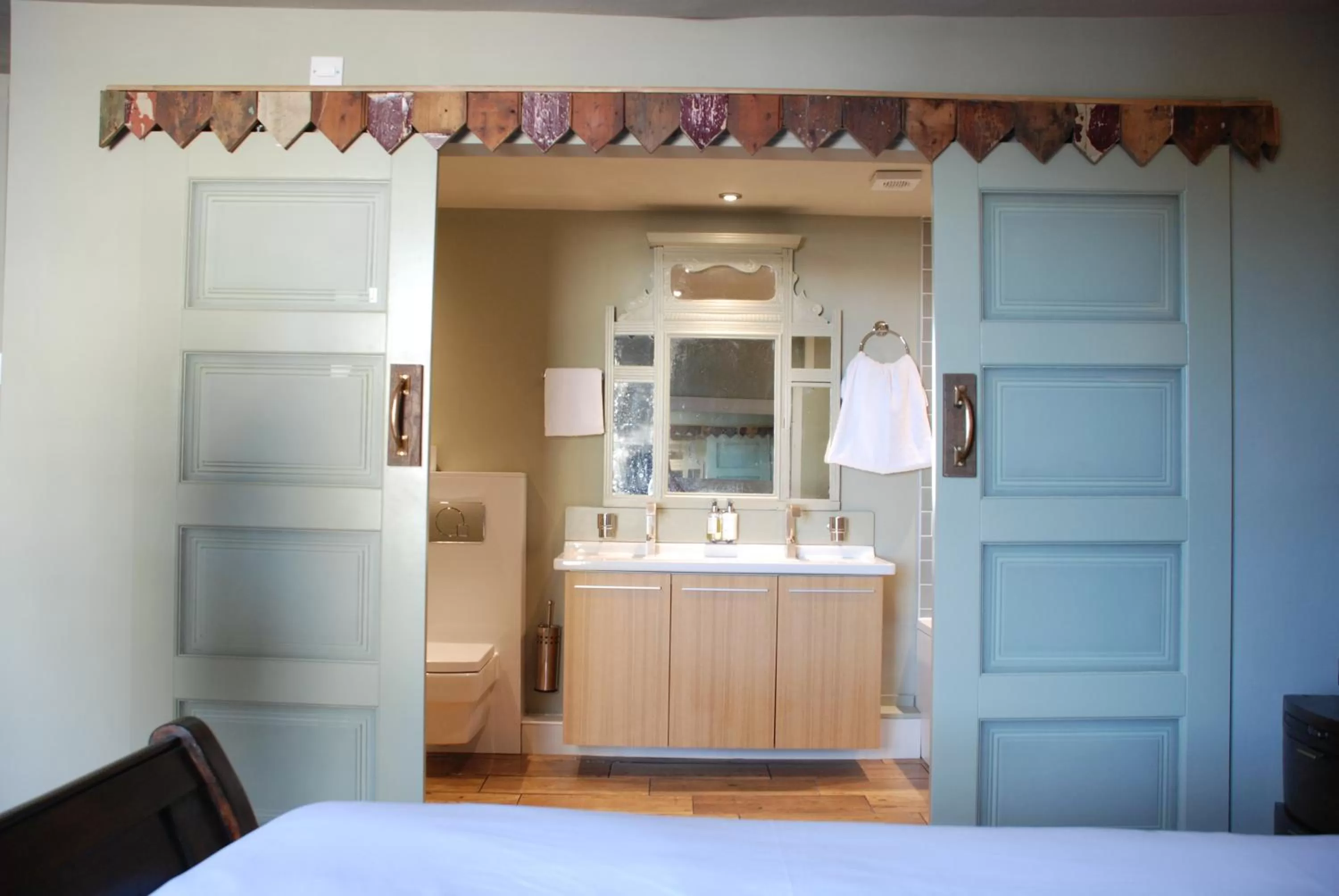 Bathroom, Bed in Alma Inn & Dining Rooms