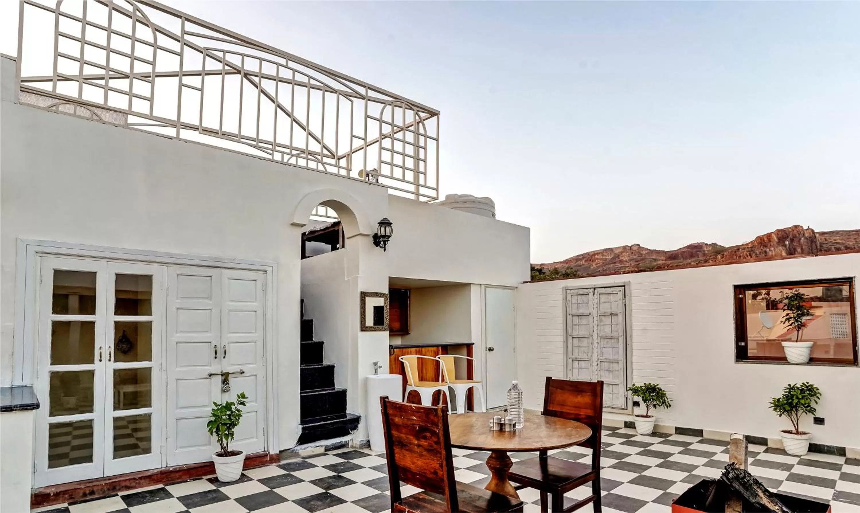 Restaurant/places to eat in Hotel Hinduja Fort