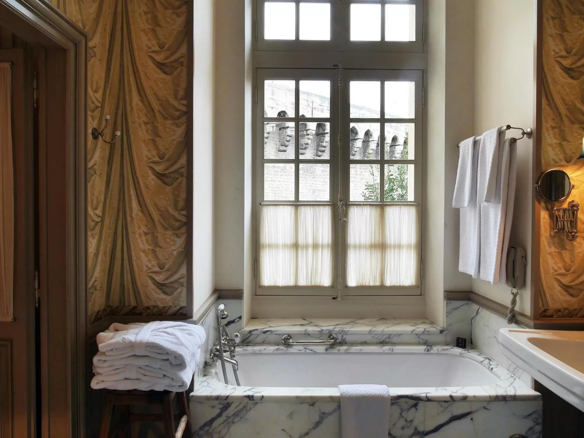 Bathroom, Bed in La Mirande