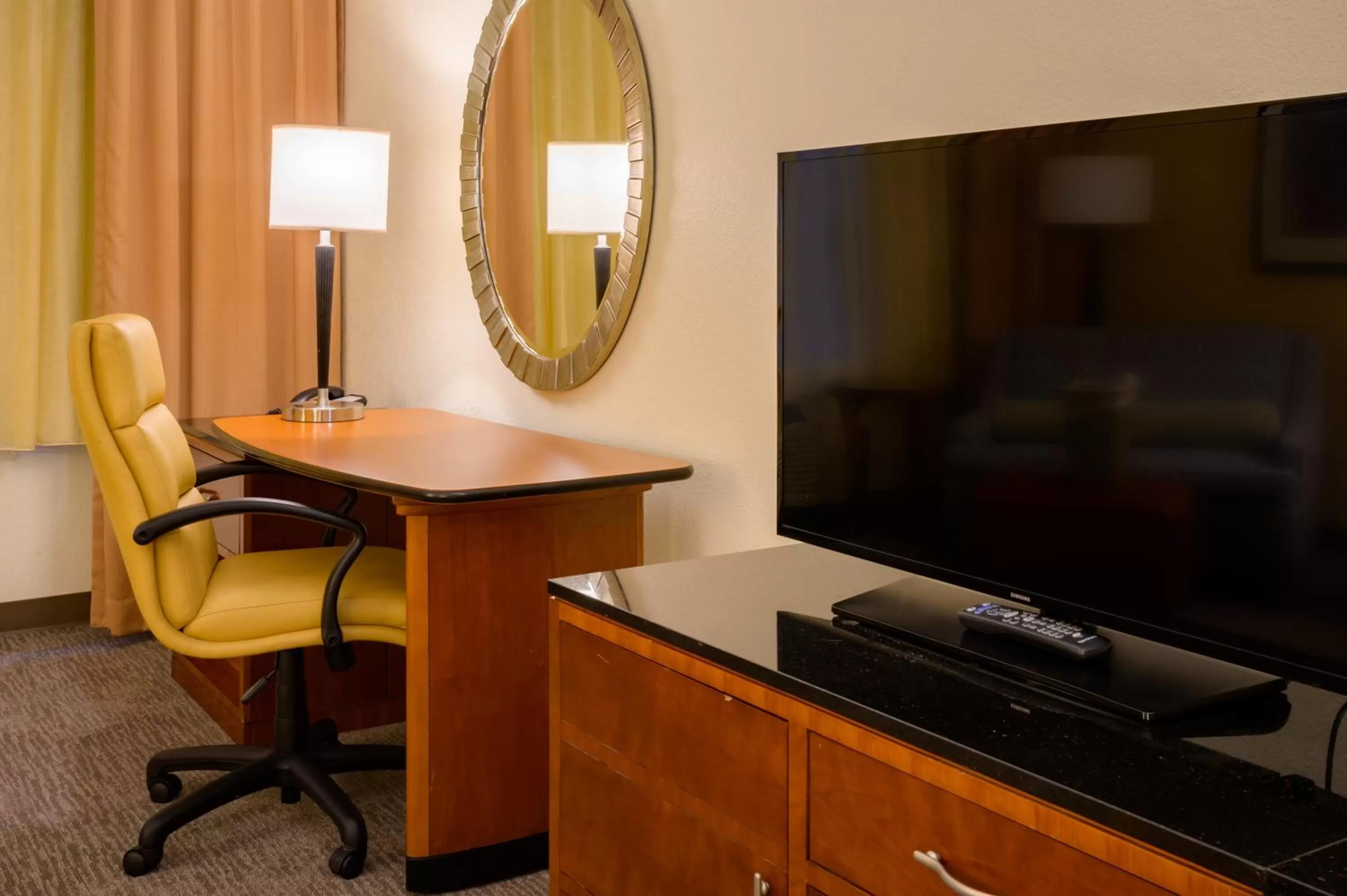 TV and multimedia in Airtel Plaza Hotel