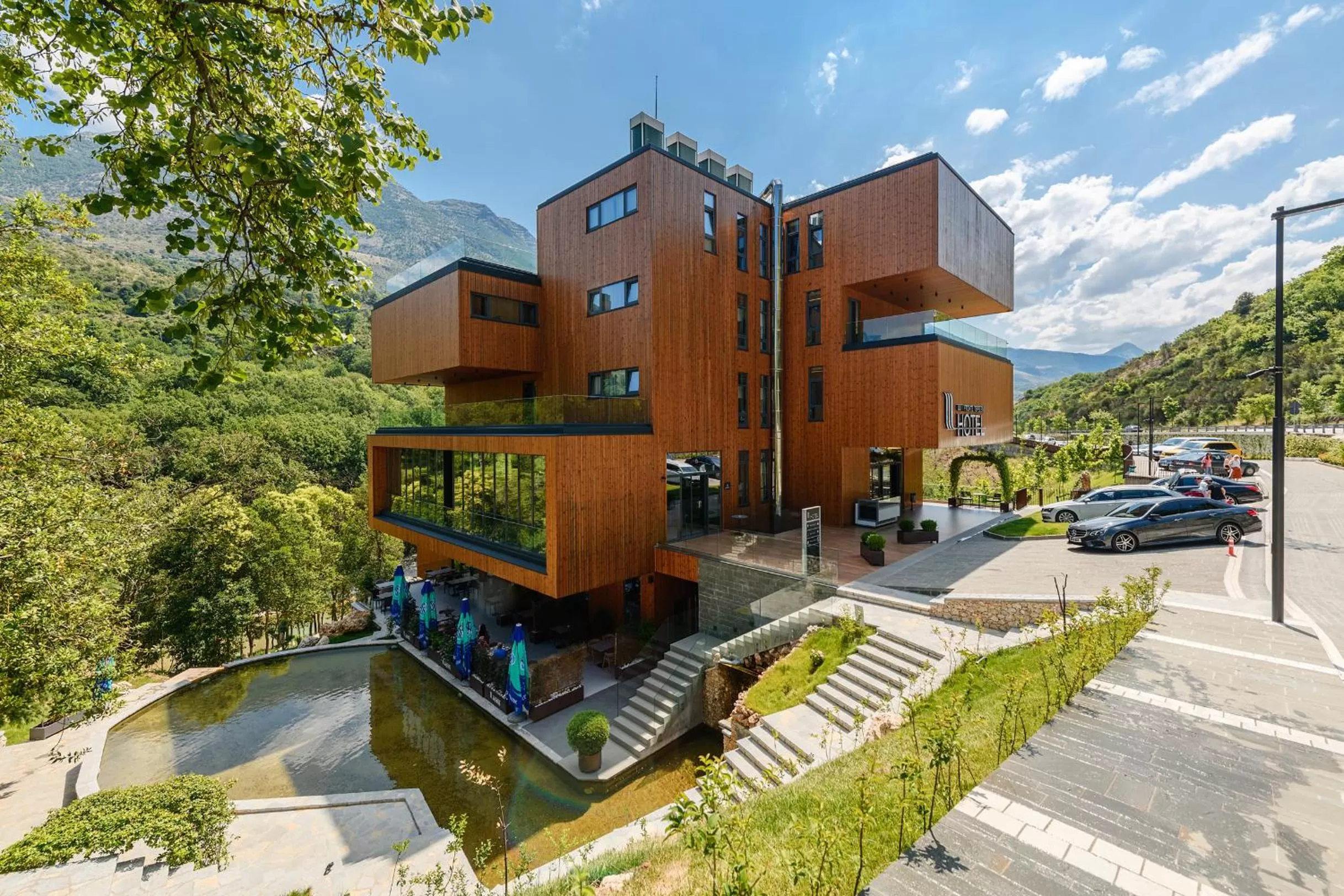 Restaurant/places to eat in Hotel Uji Ftohte Tepelene