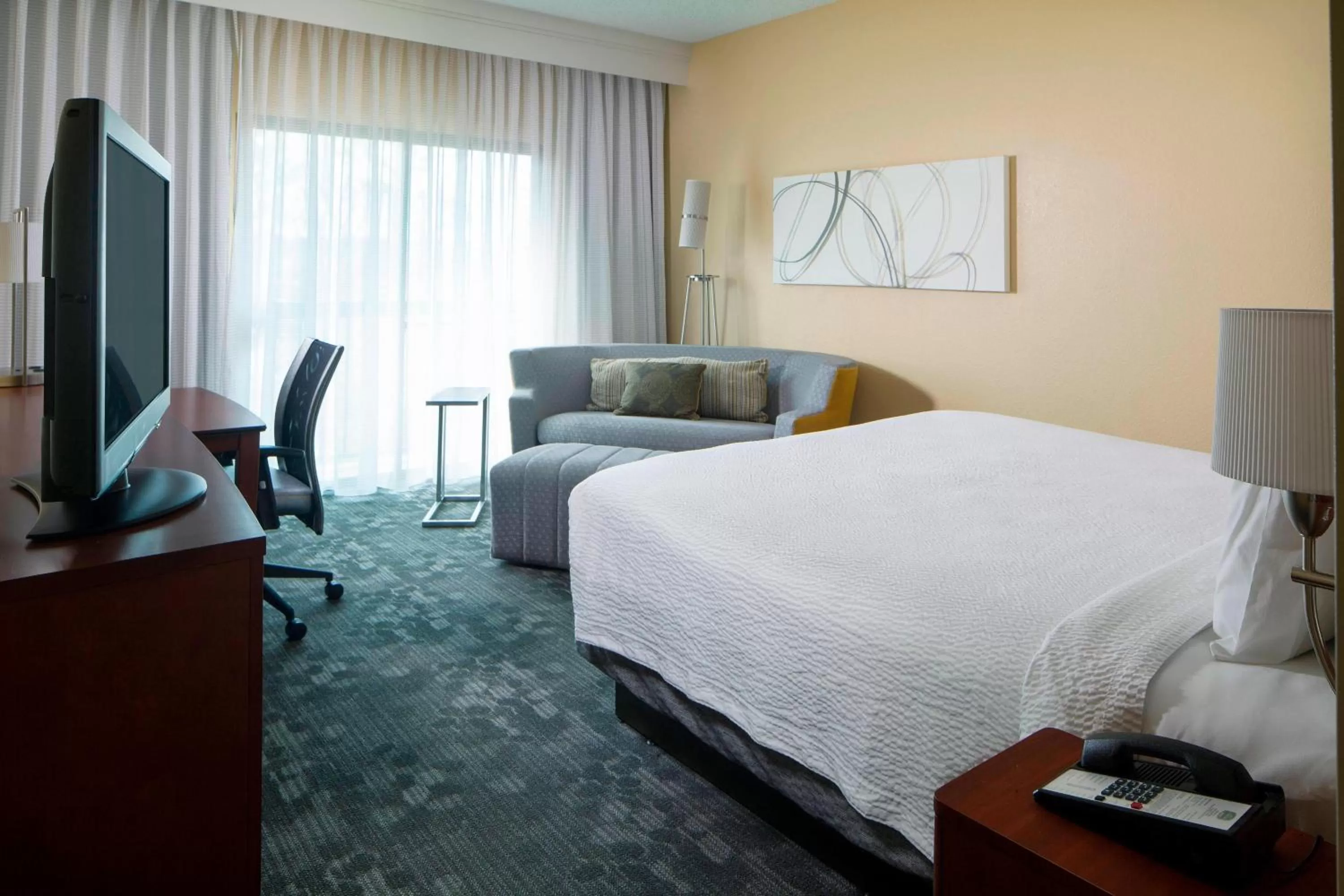 Photo of the whole room, Bed in Courtyard by Marriott Huntsville University Drive