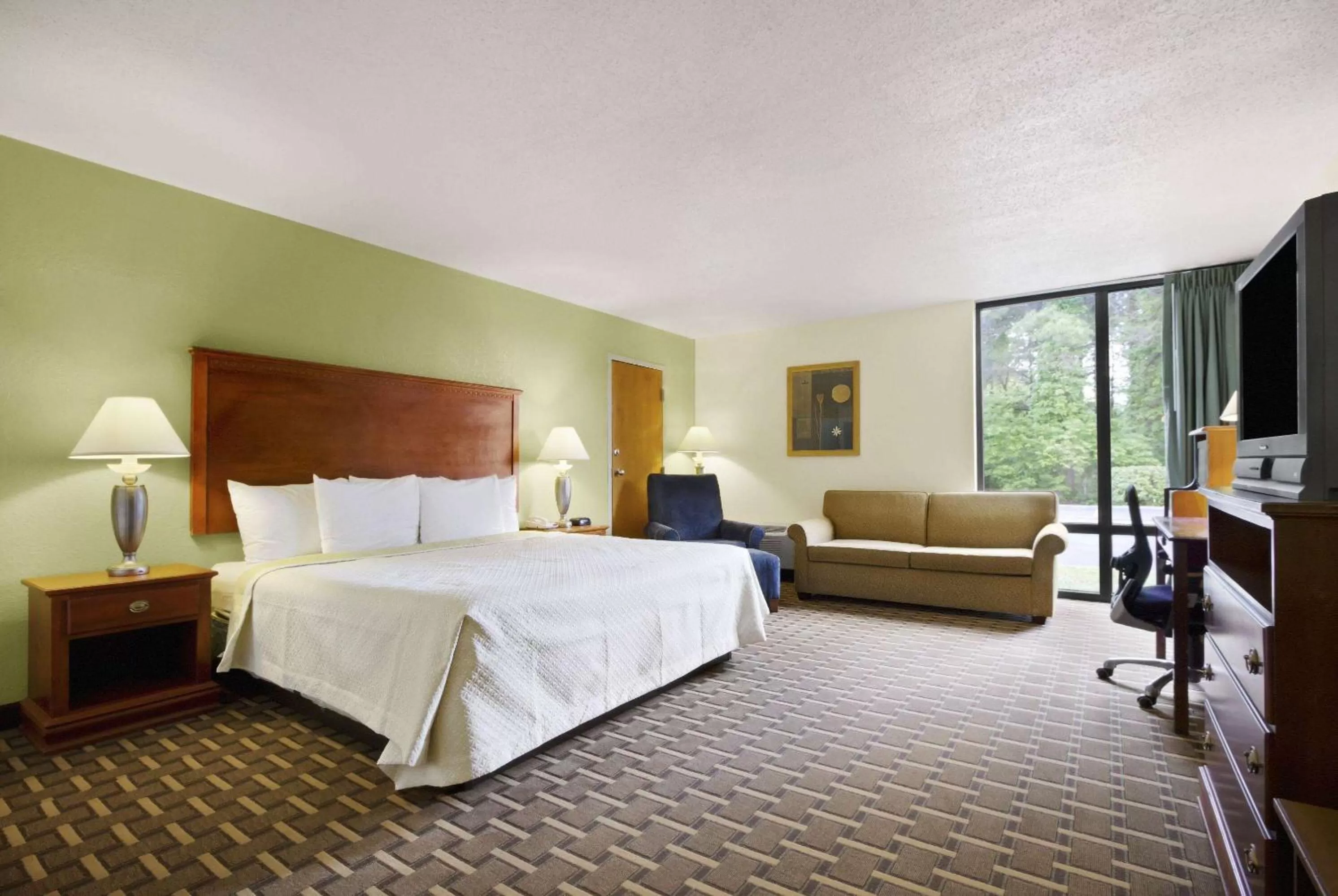 Bed in Days Inn by Wyndham Fayetteville-South/I-95 Exit 49