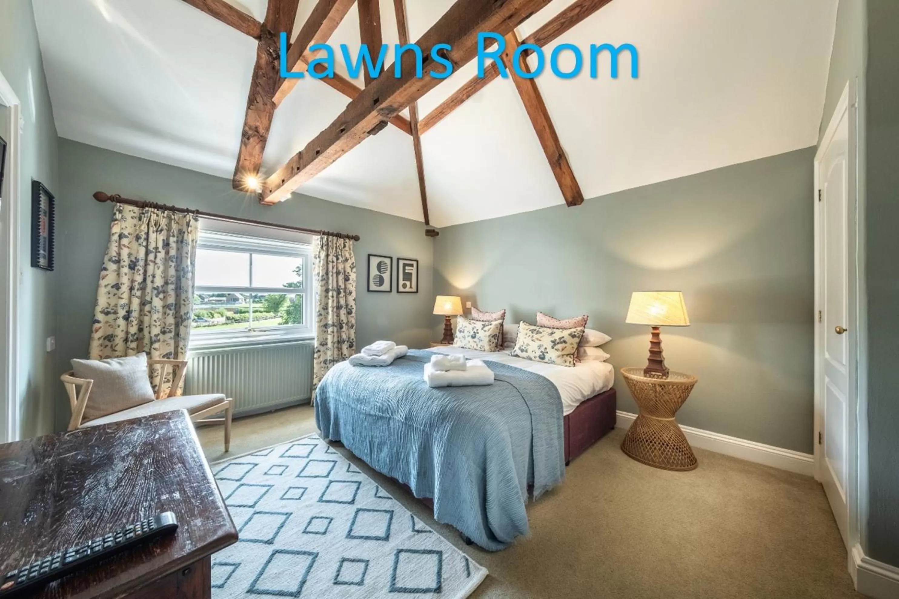 Bedroom, Bed in The Feathers Holt