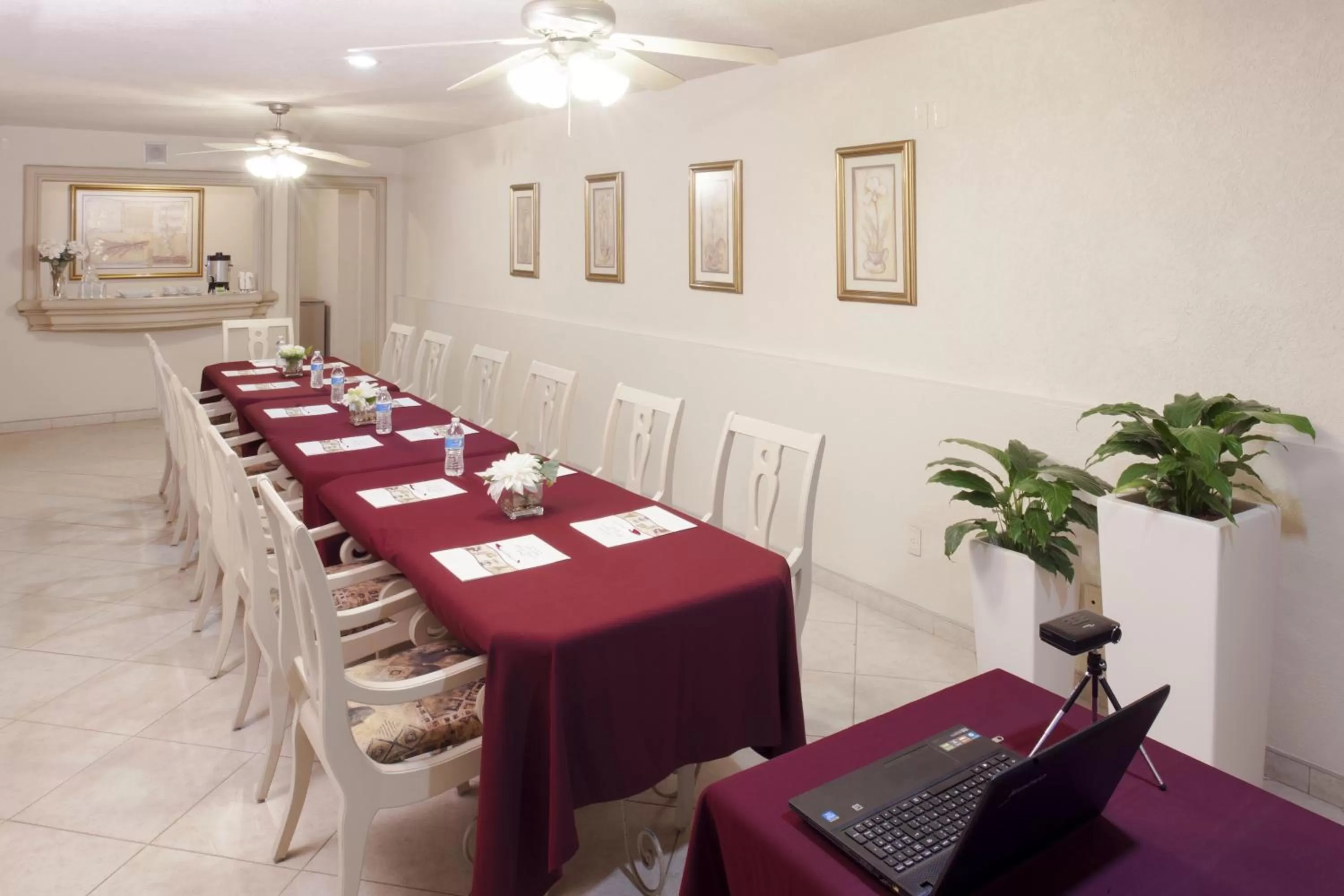 Meeting/conference room in Hotel & Suites Quinta Magna