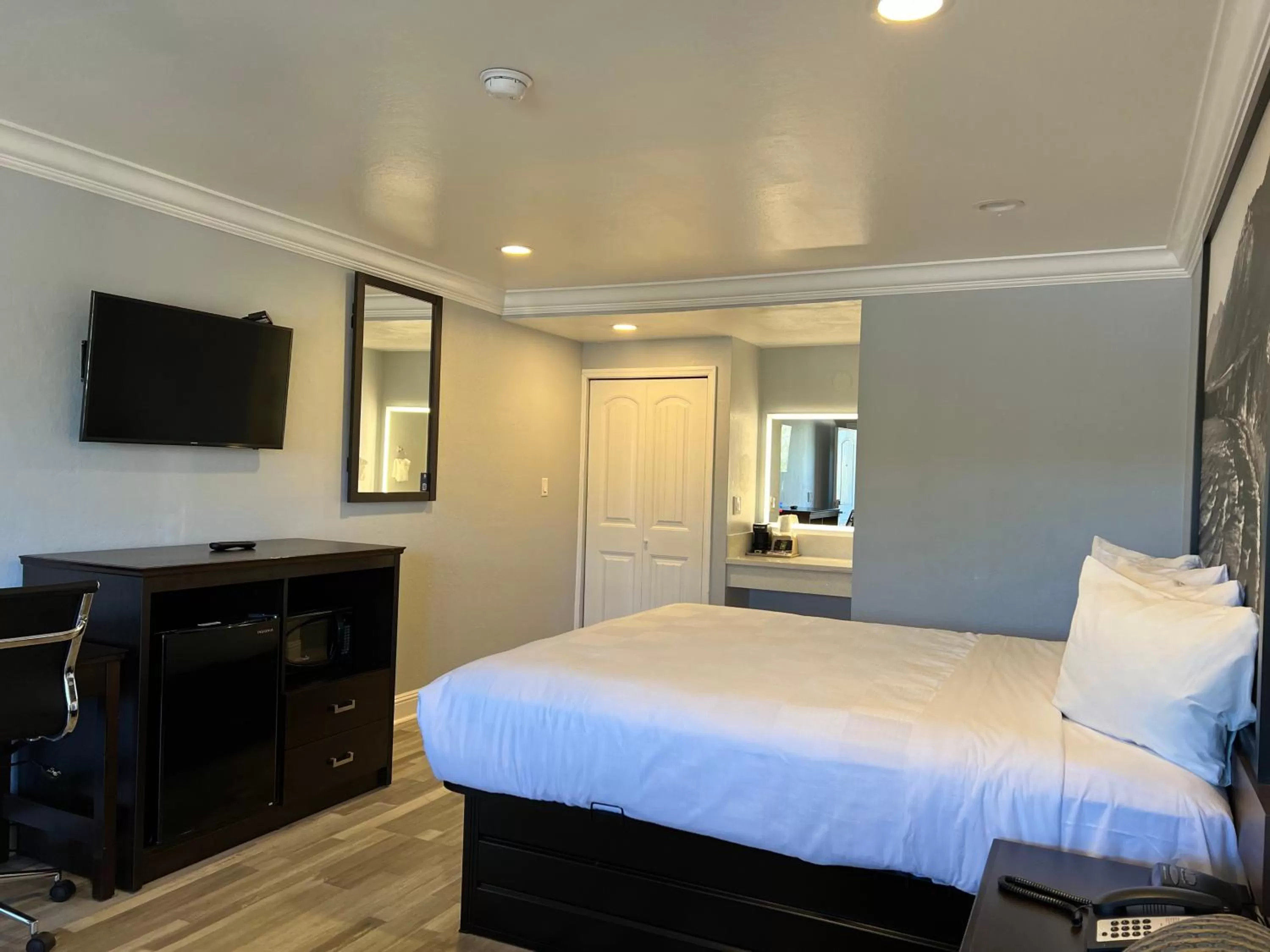 Bed in Aura Inn Monterey