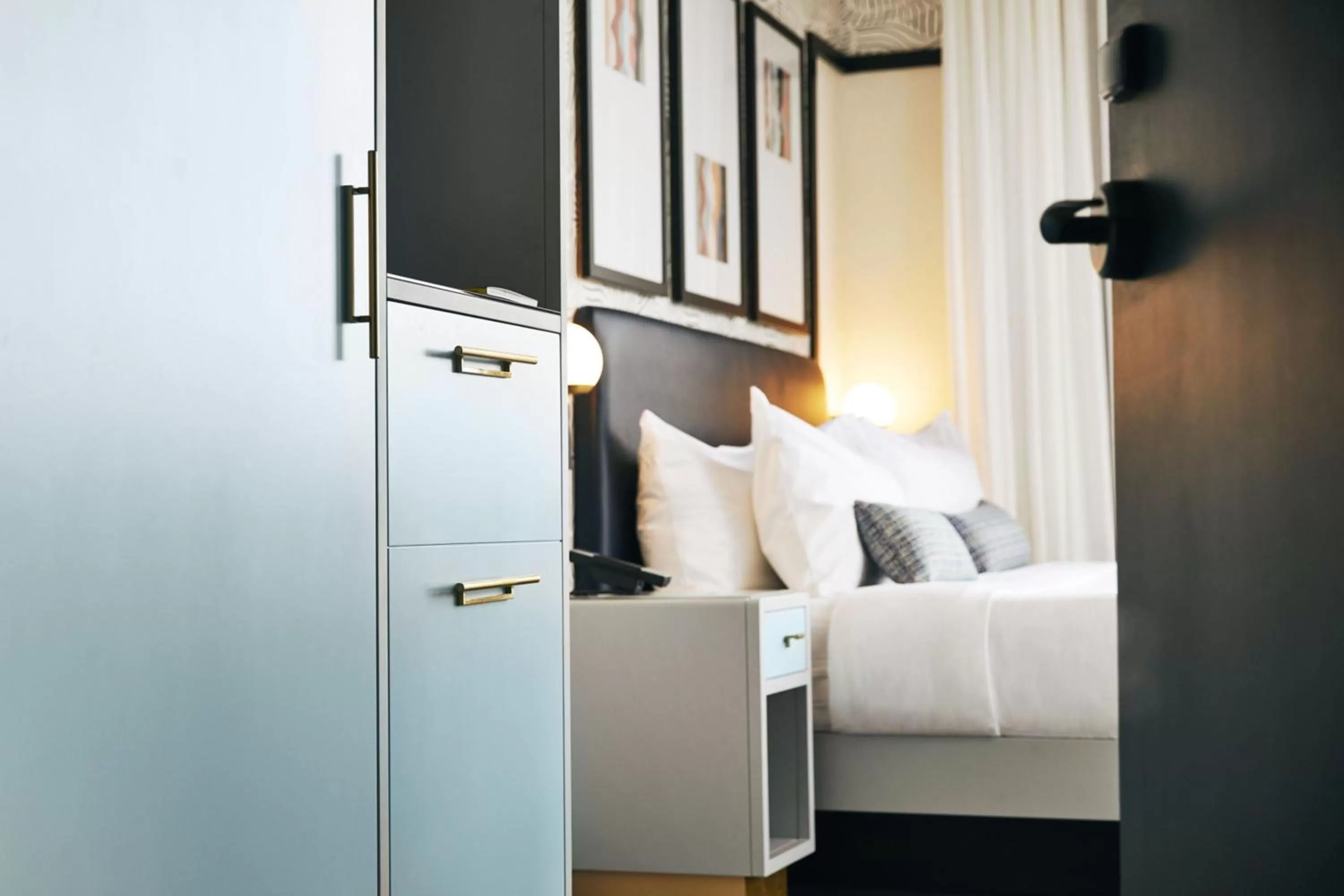 Photo of the whole room, Bed in Kinley Cincinnati Downtown, a Tribute Portfolio Hotel