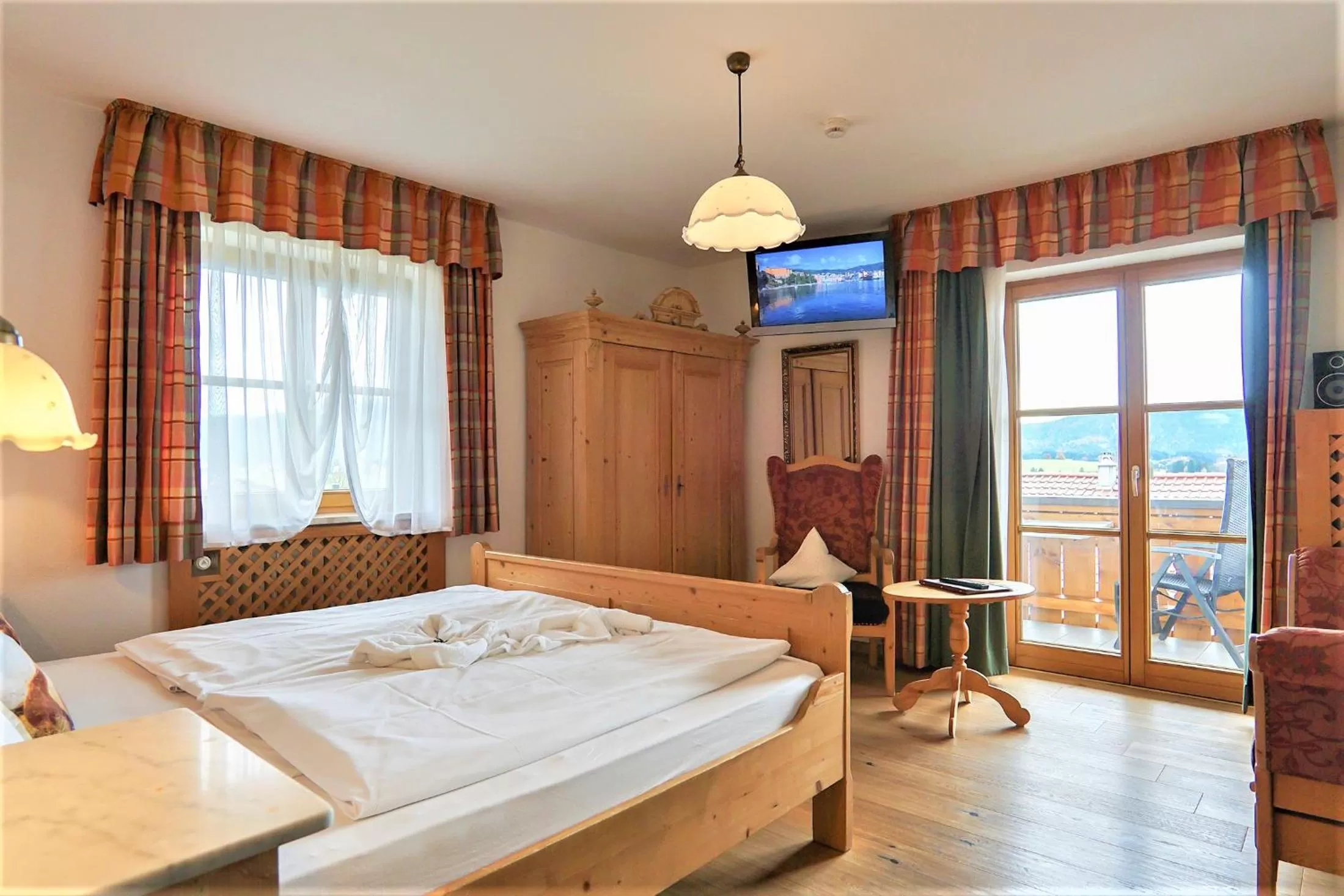 Lake view, Bed in Ferienhaus und Landhaus Berger