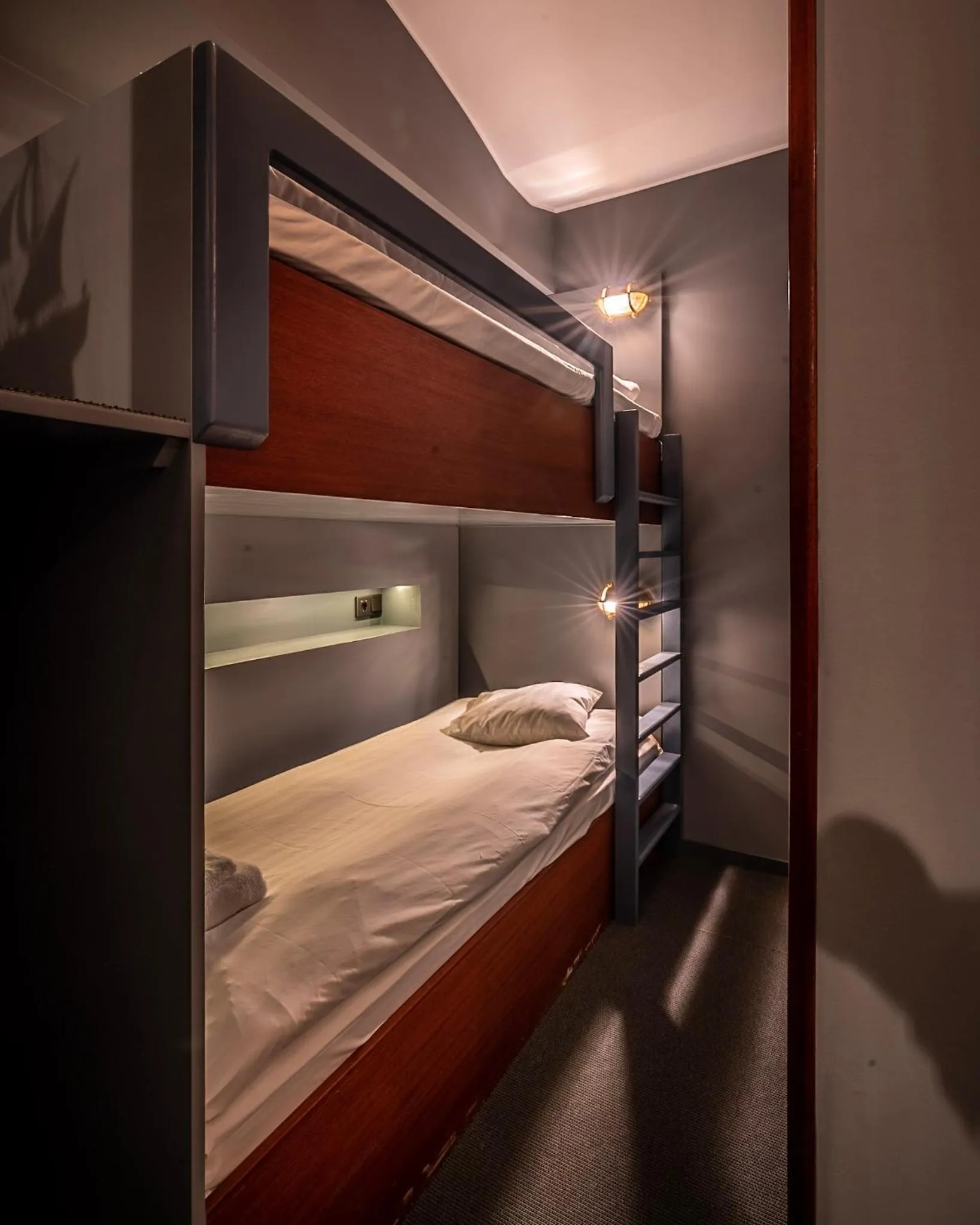 bunk bed, Bed in Lord Nelson Hotel