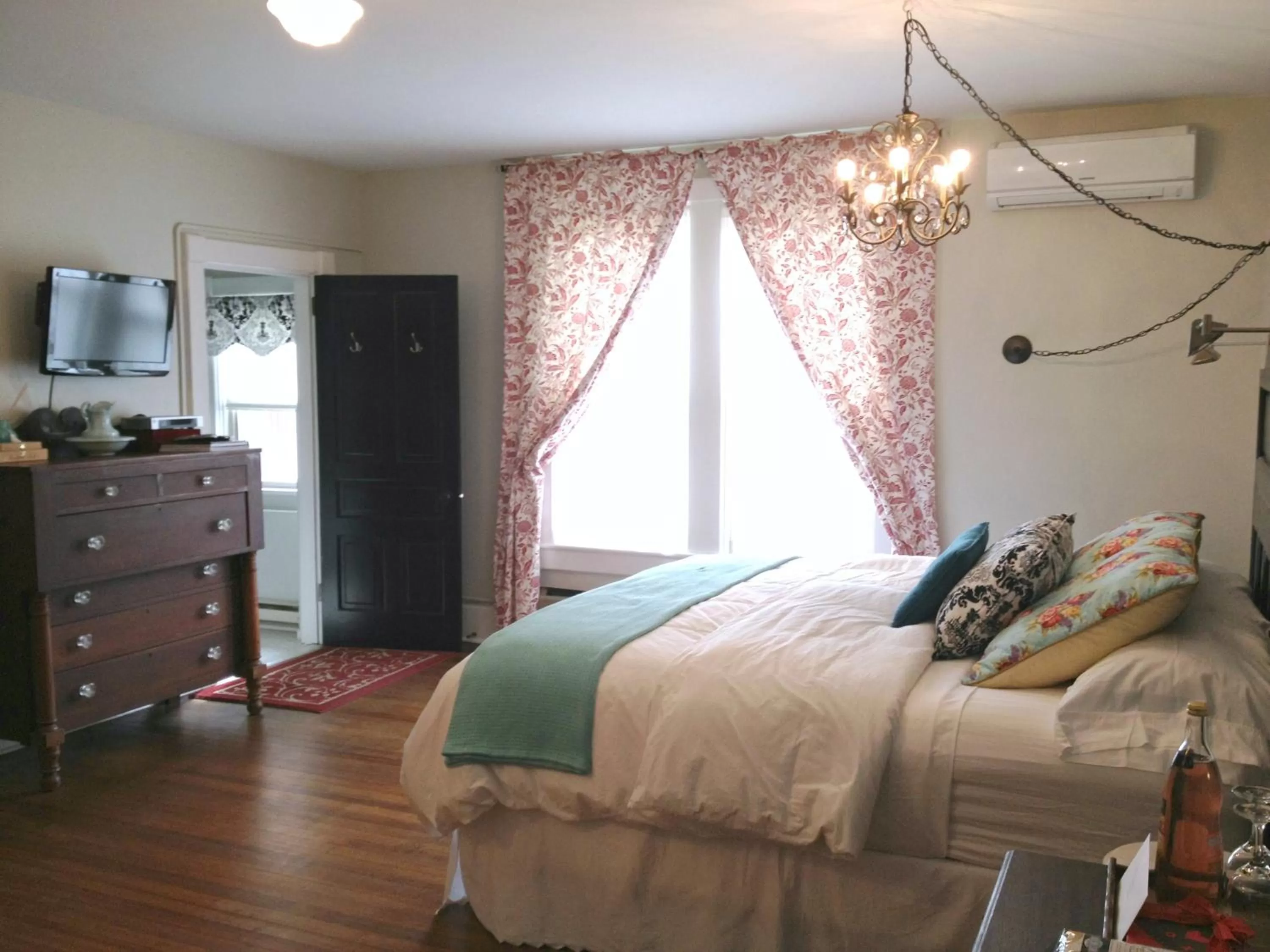 Bed in The Inn at Ragged Edge