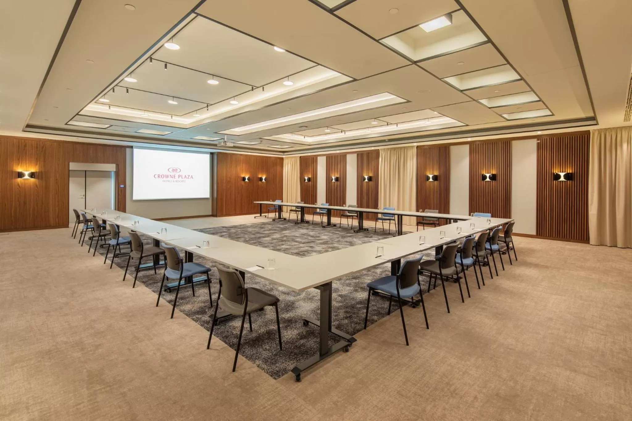 Meeting/conference room in Crowne Plaza Budapest by IHG