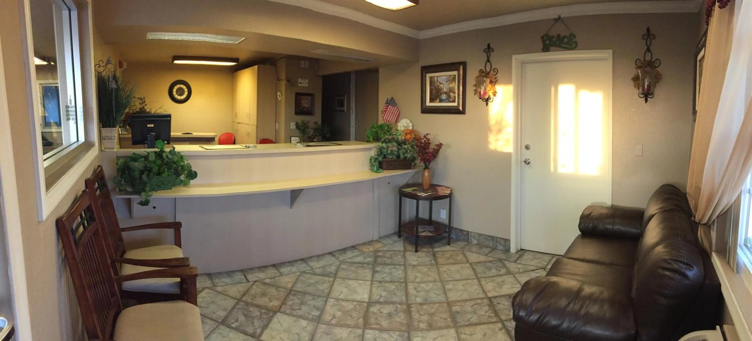 Hilltop Inn & Suites