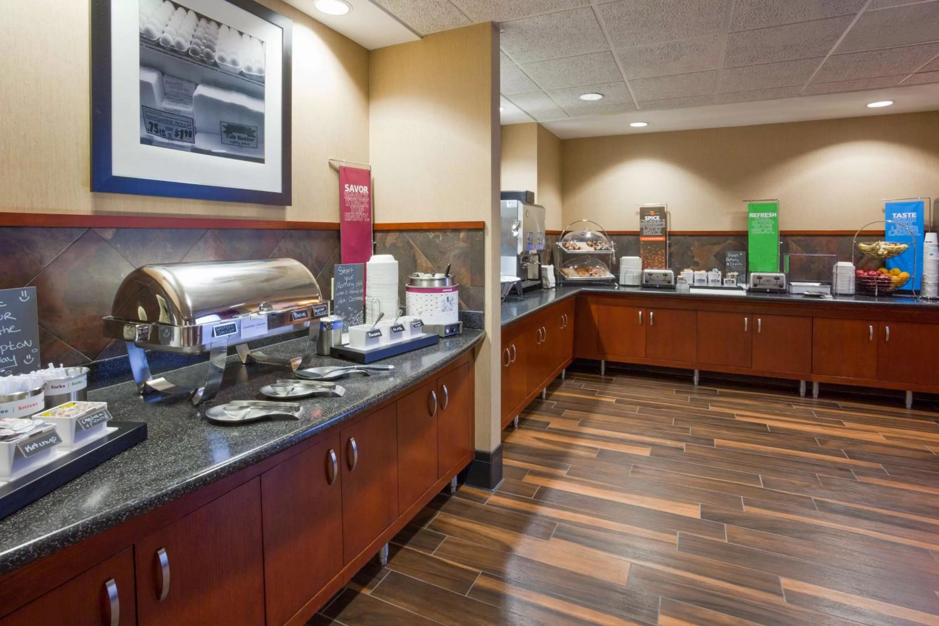 Dining area in Hampton Inn & Suites Lino Lakes