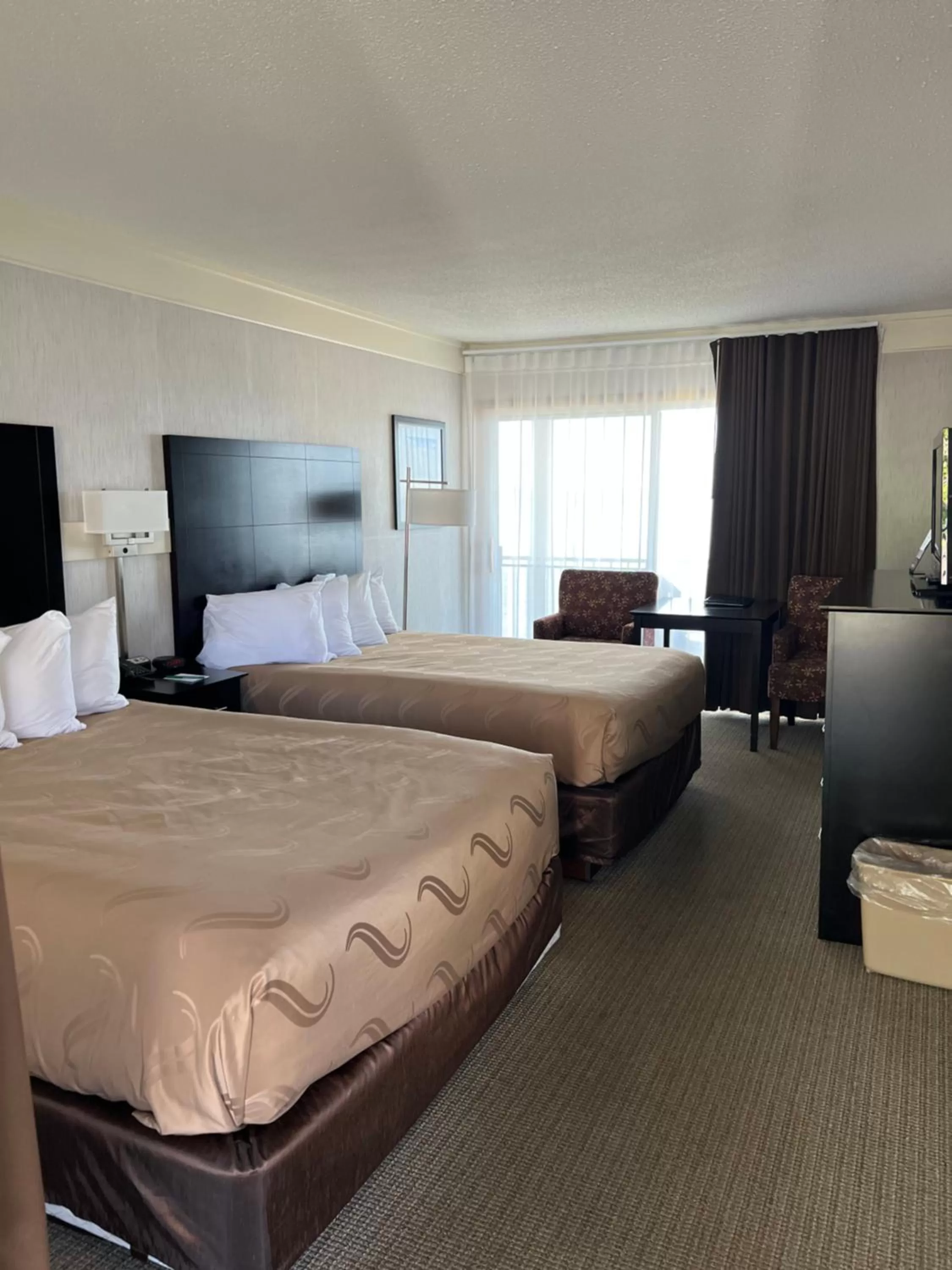 Photo of the whole room, Bed in Quality Inn Lakefront