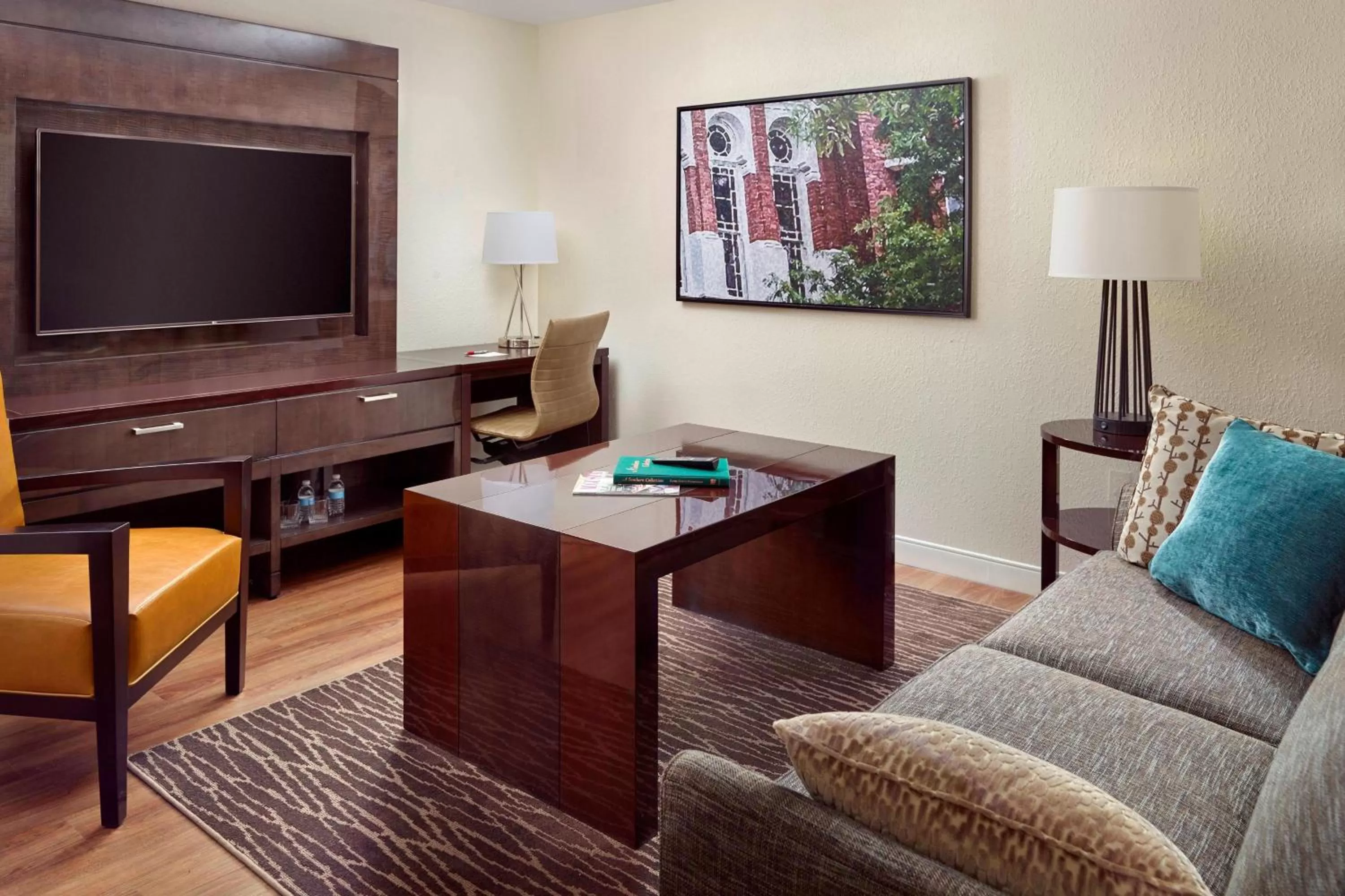 Living room in Augusta Marriott at the Convention Center