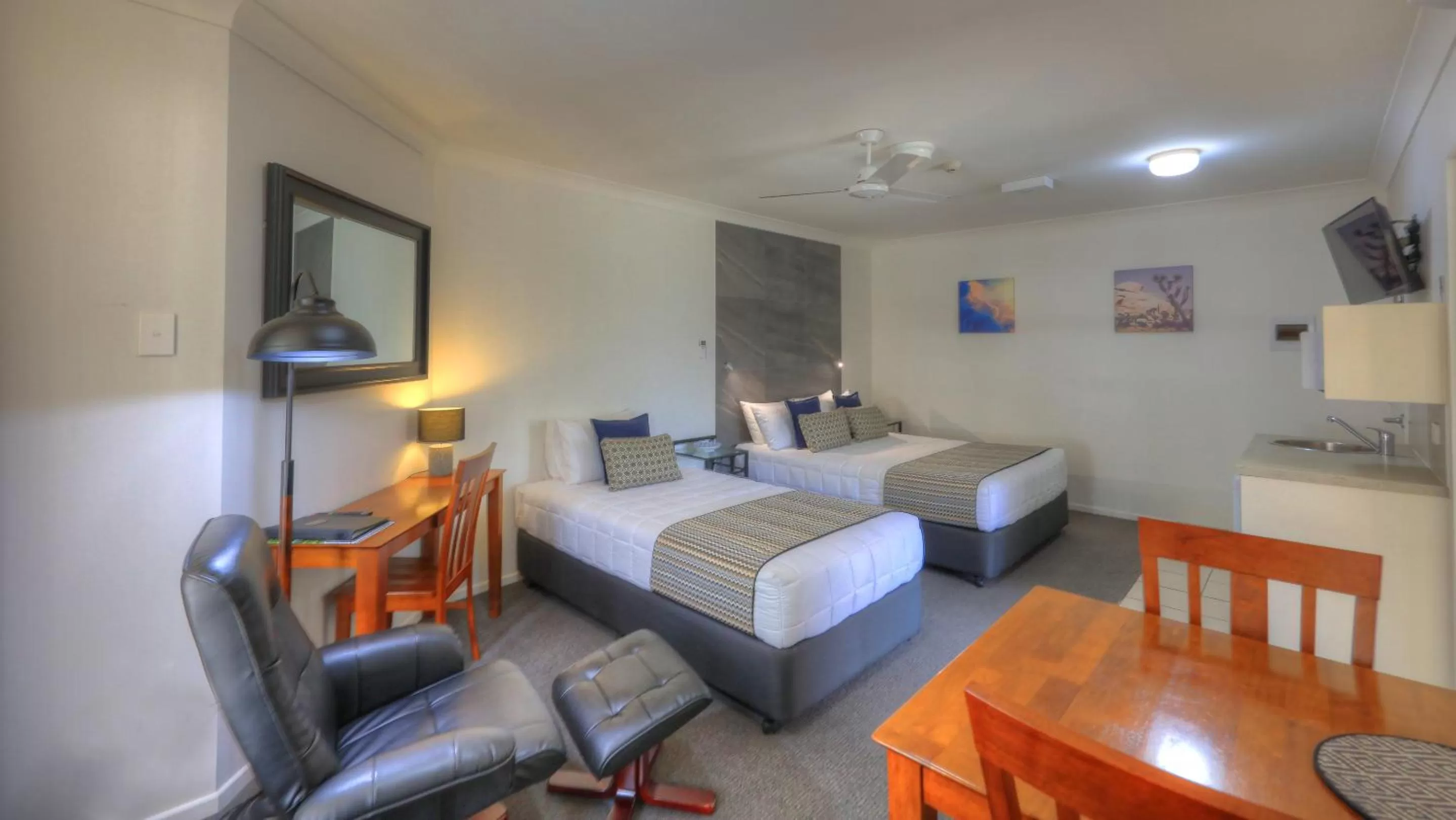 TV and multimedia, Bed in Heritage River Motor Inn