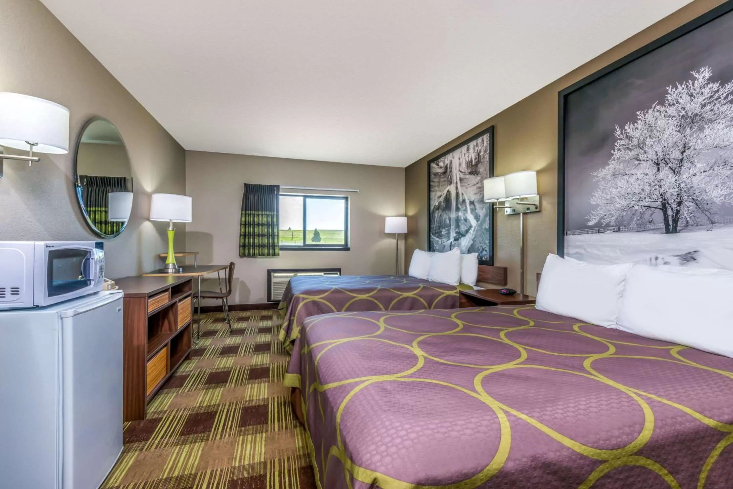 Photo of the whole room, Bed in Super 8 by Wyndham Kimball