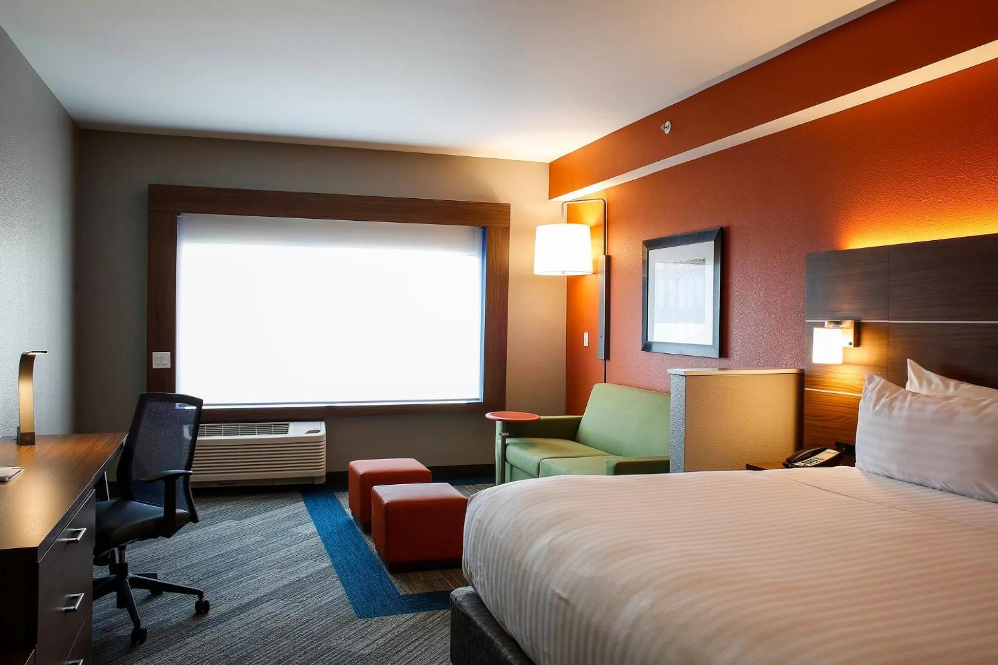 Photo of the whole room, Bed in Holiday Inn Express & Suites Downtown Louisville by IHG