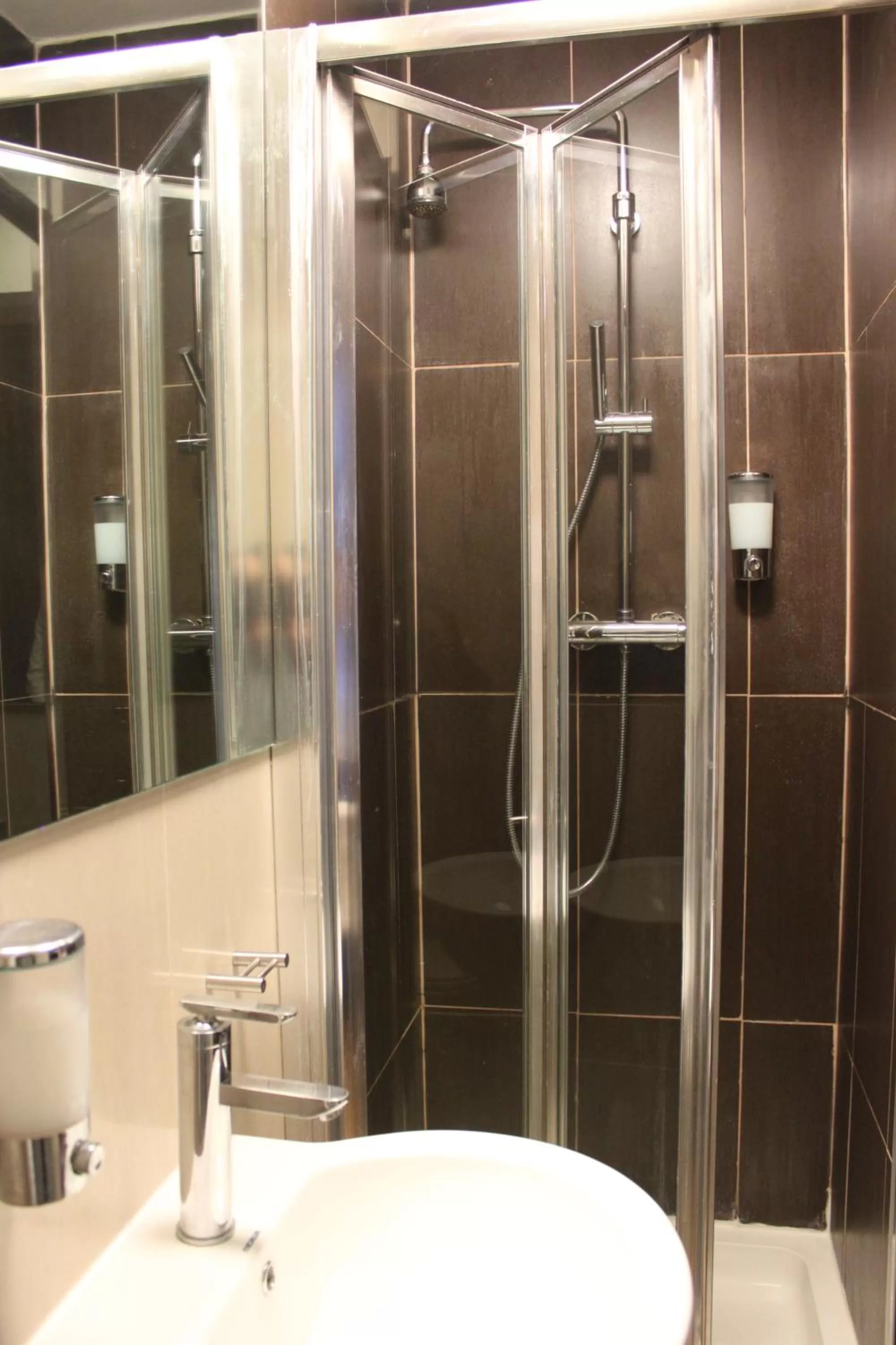 Shower in The Royale Chulan Hyde Park Hotel