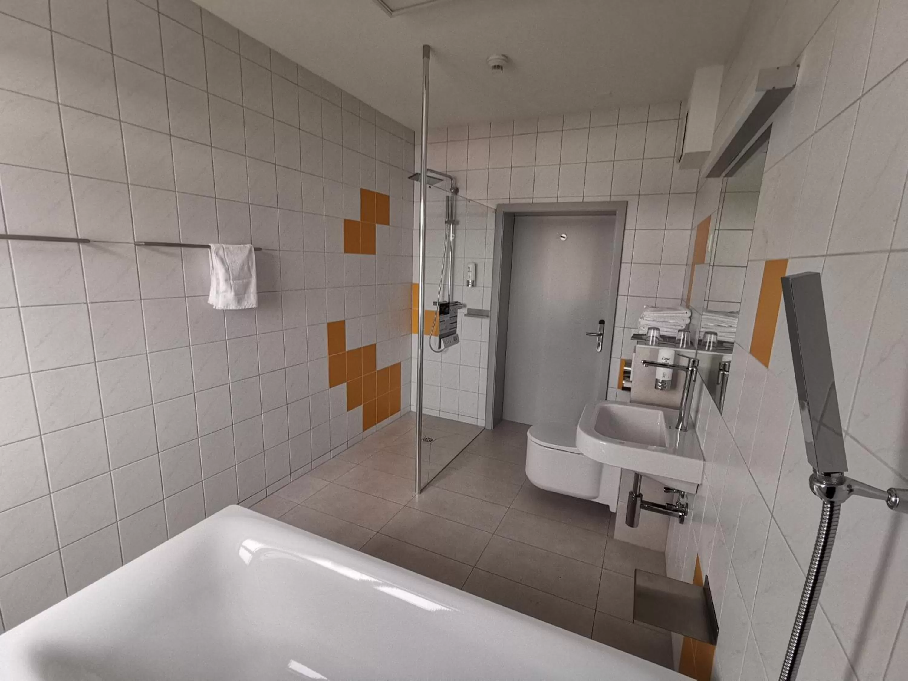 Shower in Boutique Hotel BS16 before Bern City Parking gratis