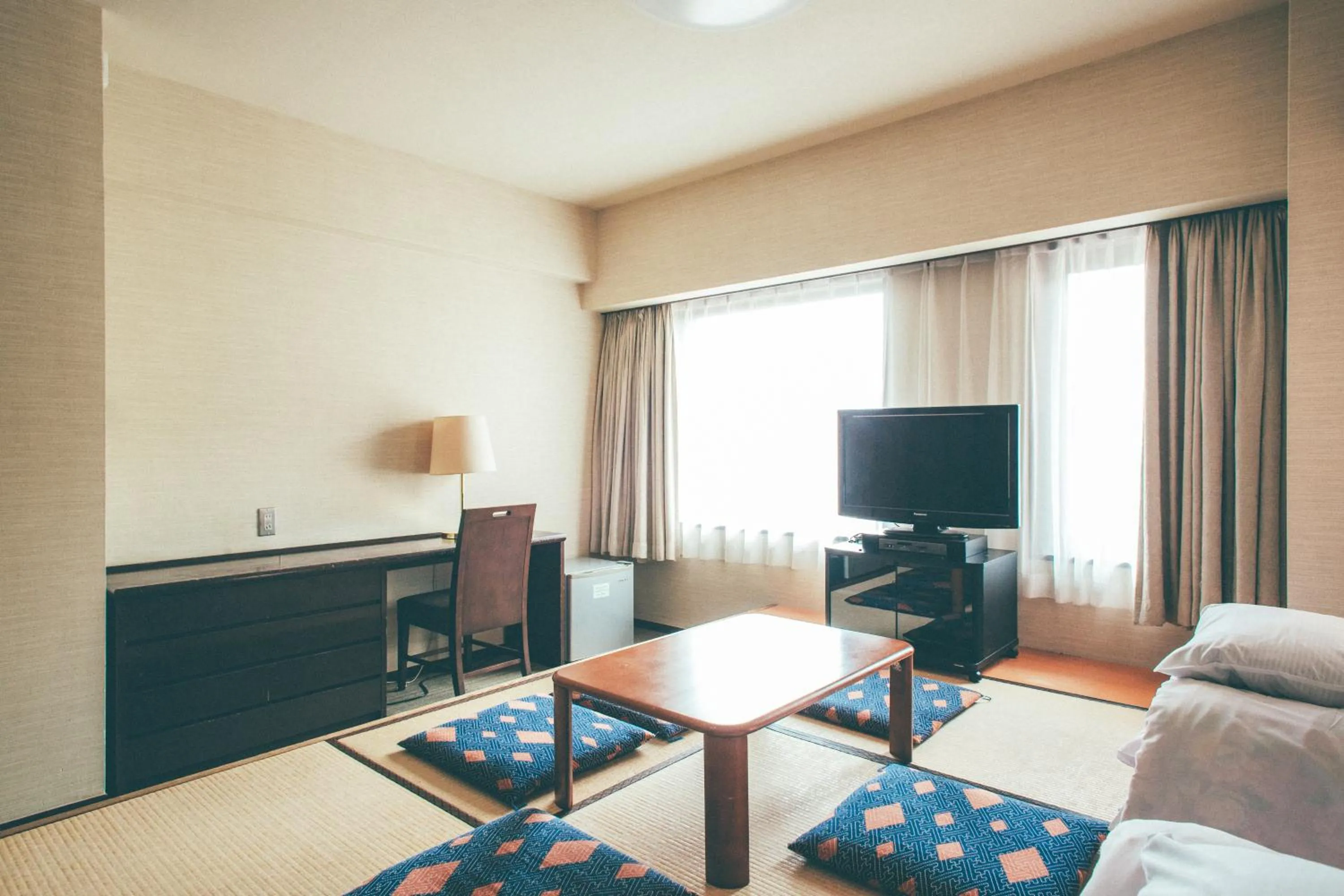 Communal lounge/ TV room, Bed in Kanazawa Kokusai Hotel