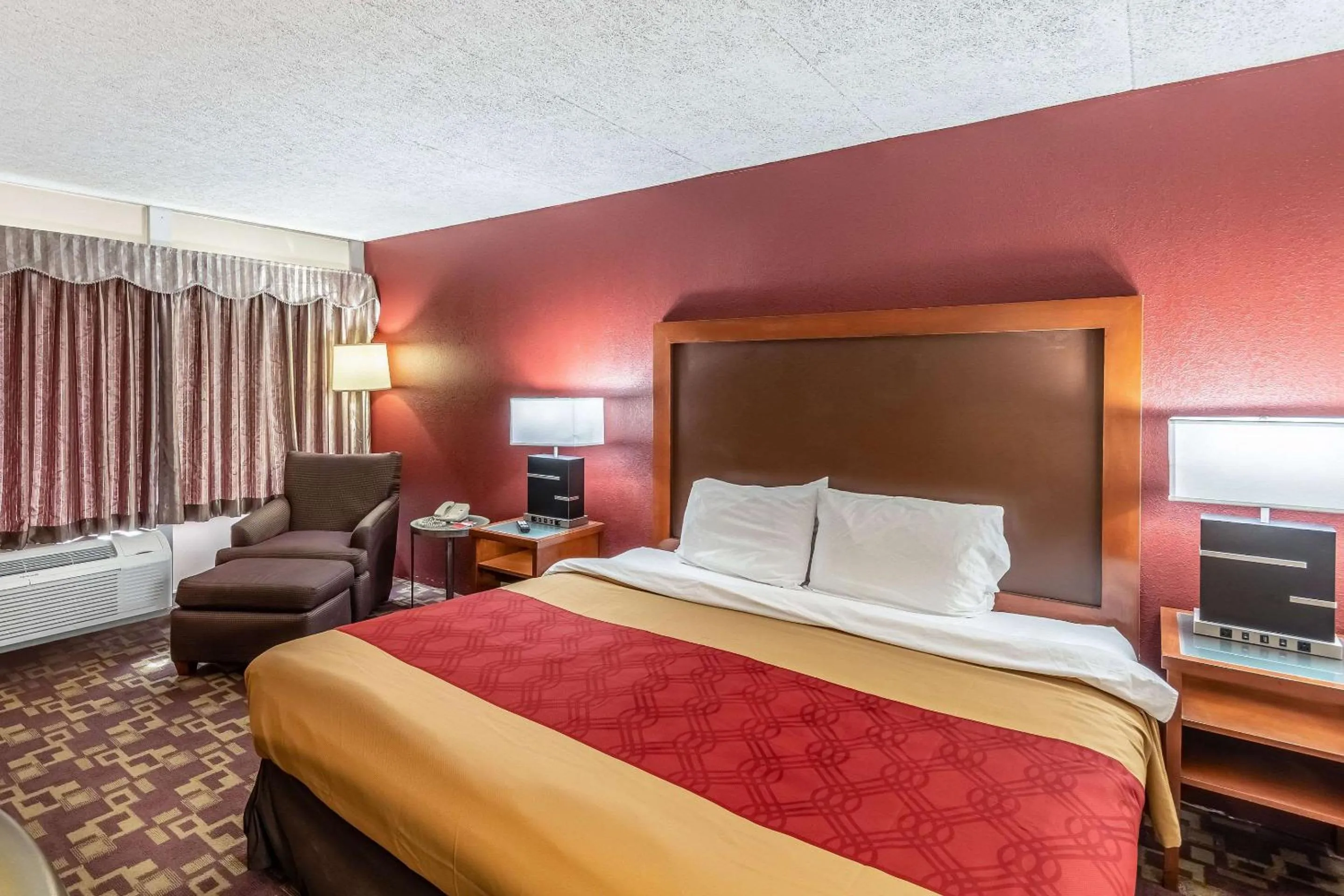 Photo of the whole room, Bed in Econo Lodge Zanesville Downtown