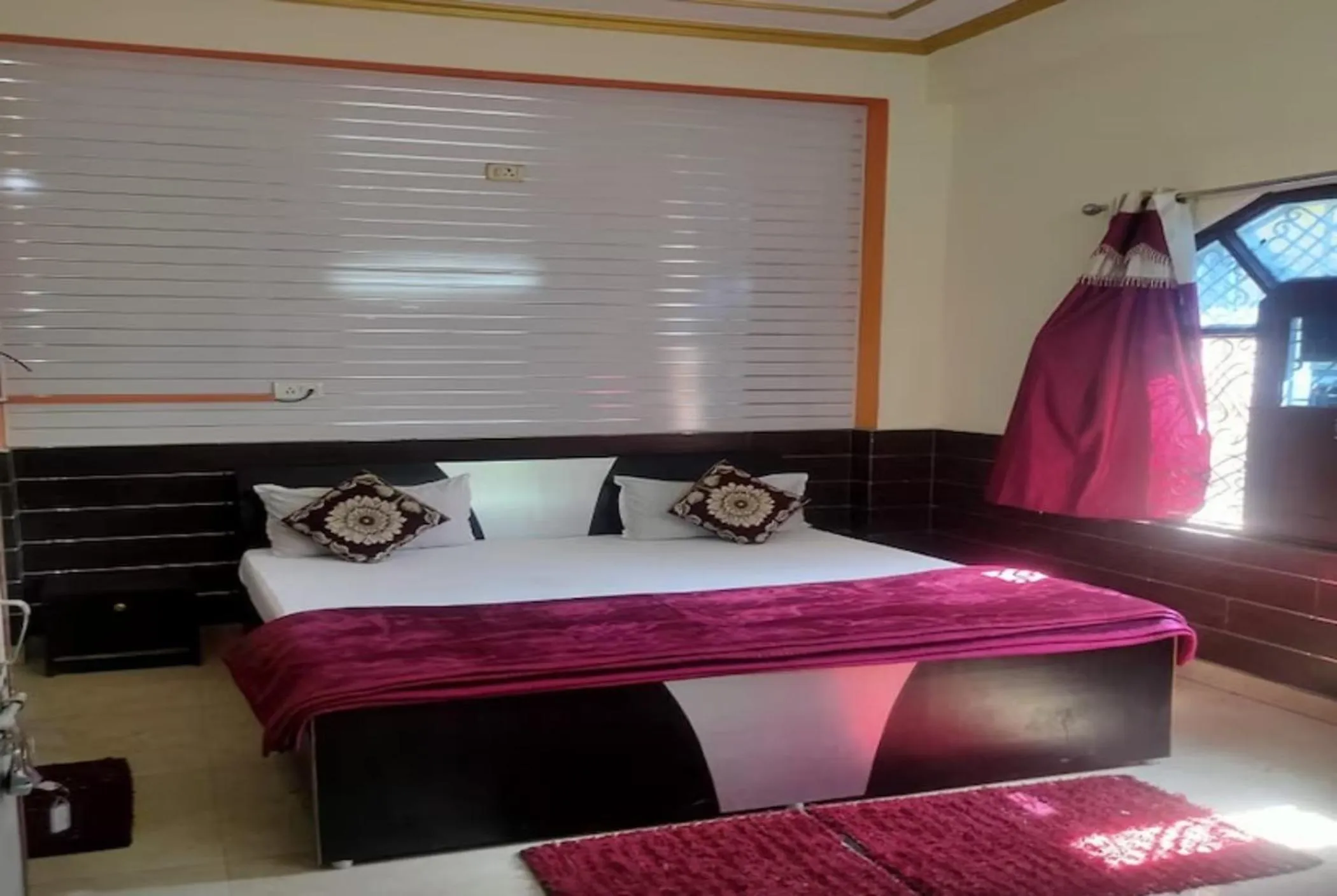 Bed in Goroomgo New Ashiyana Palace Varanasi