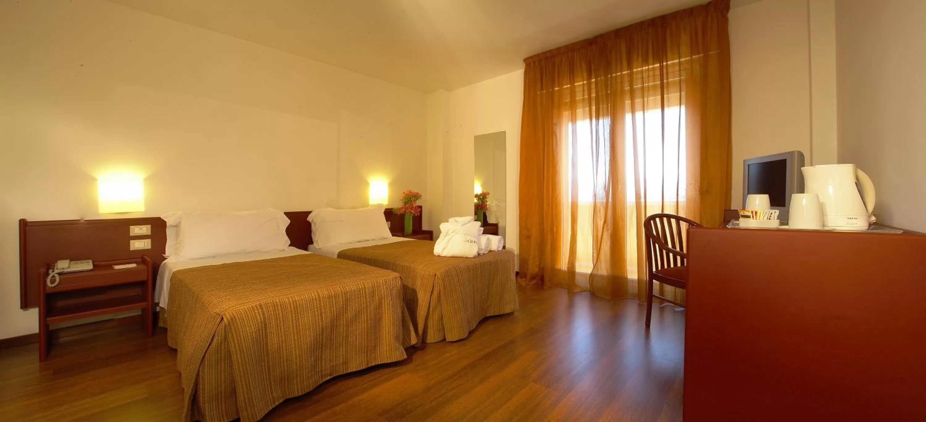 Bedroom, Bed in Astoria Palace Hotel