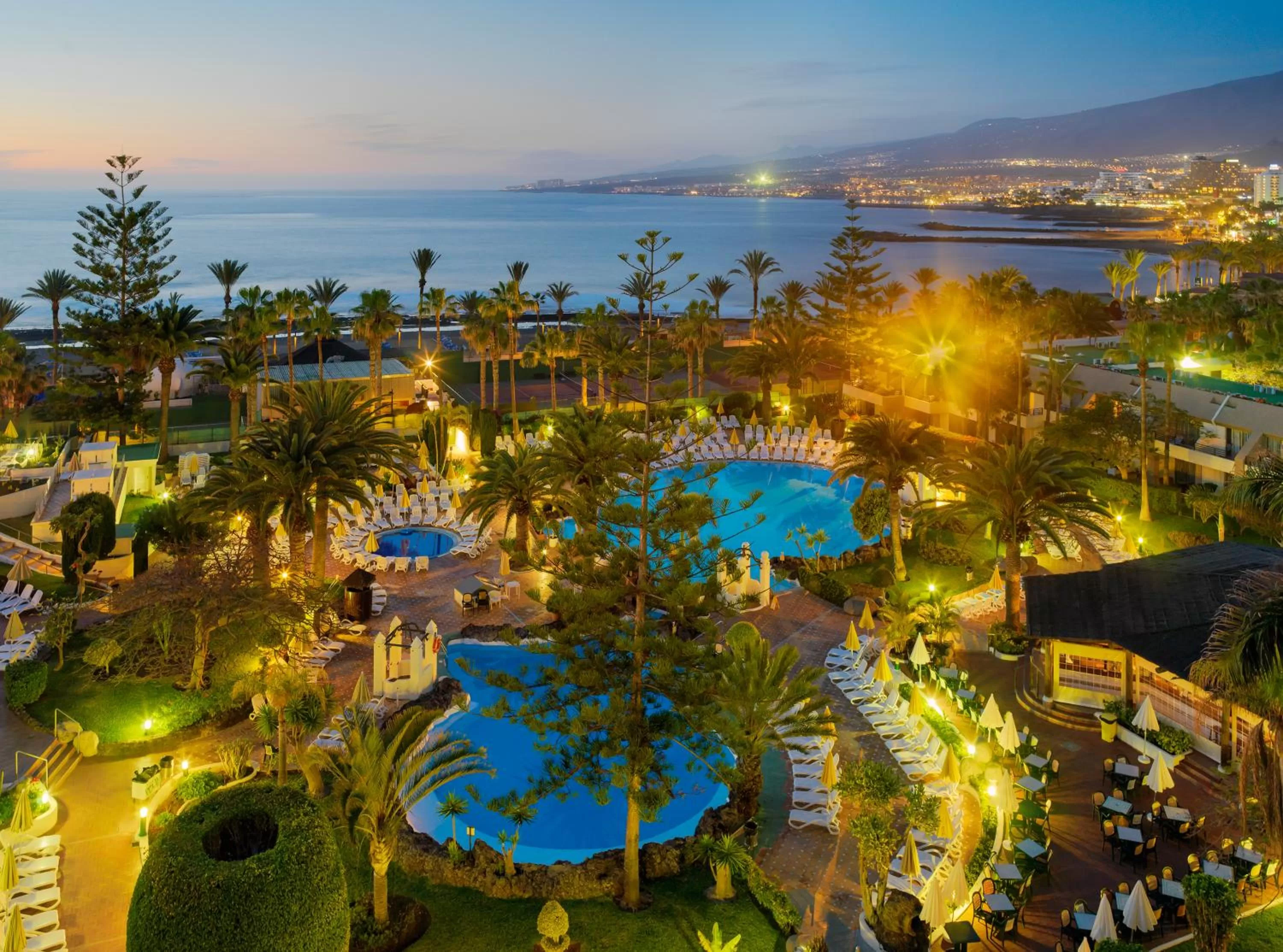 Swimming pool in H10 Las Palmeras