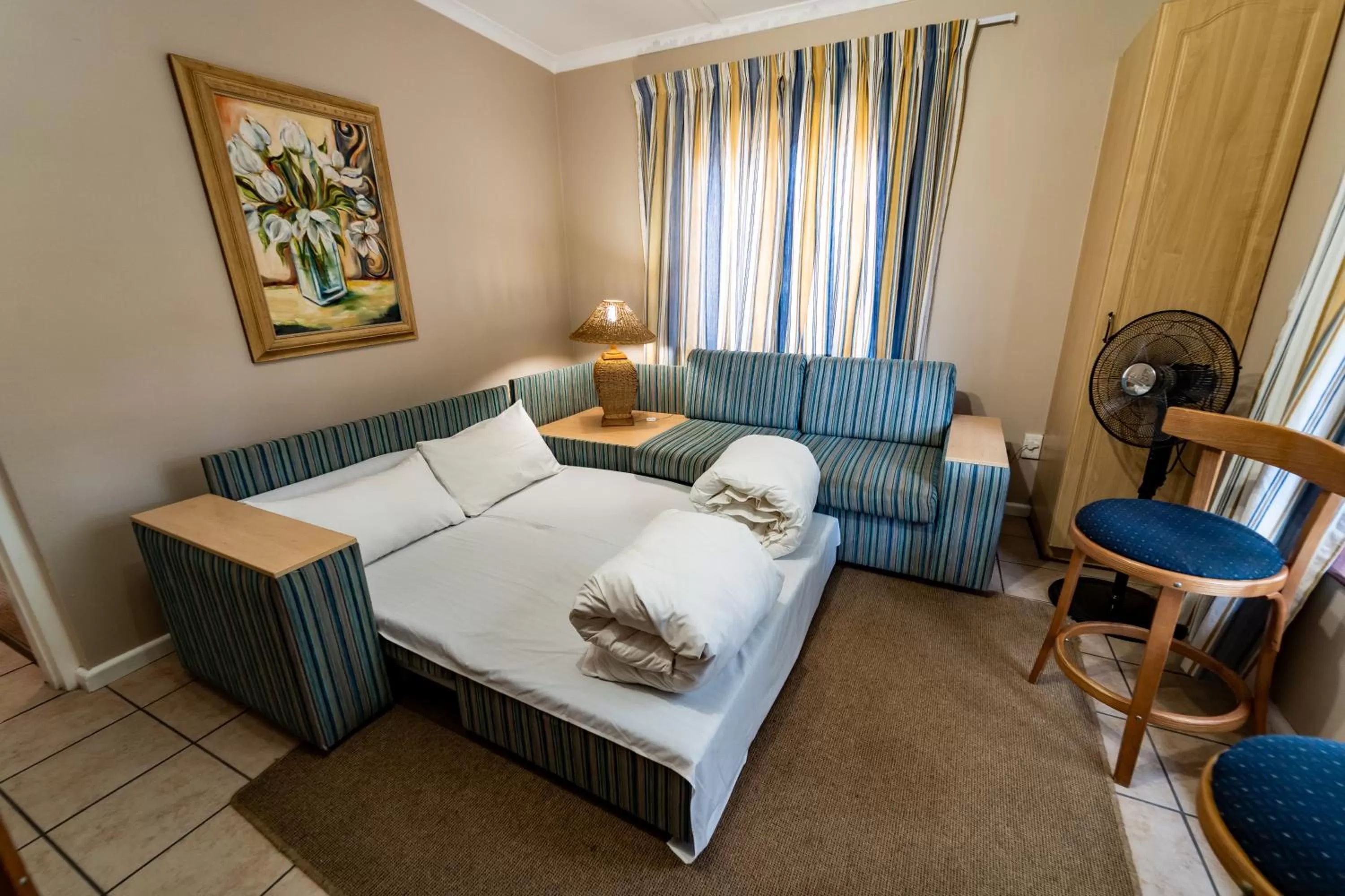 Photo of the whole room, Bed in Gooderson Knysna Chalets