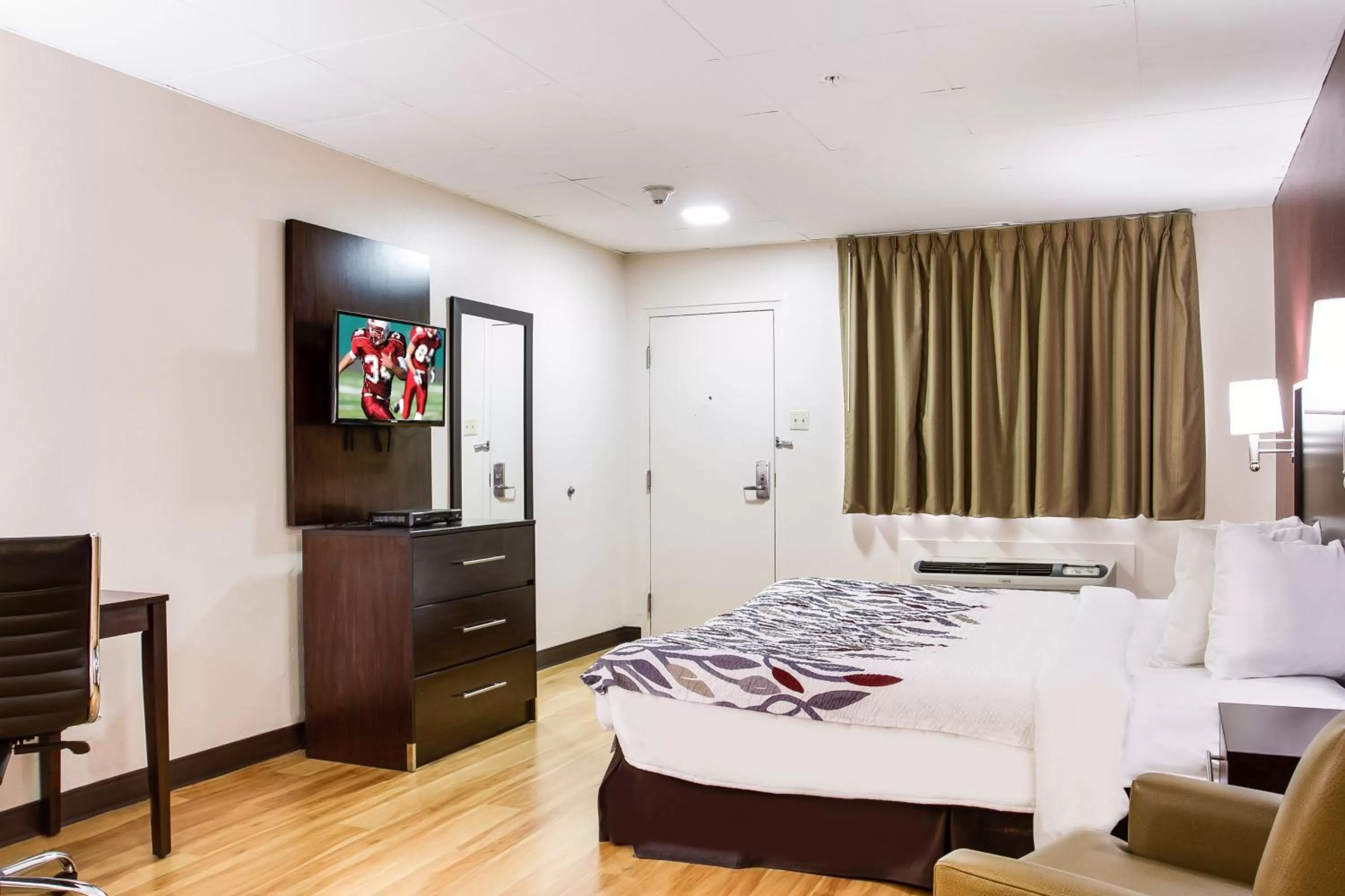 Photo of the whole room, Bed in Red Roof Inn York Downtown