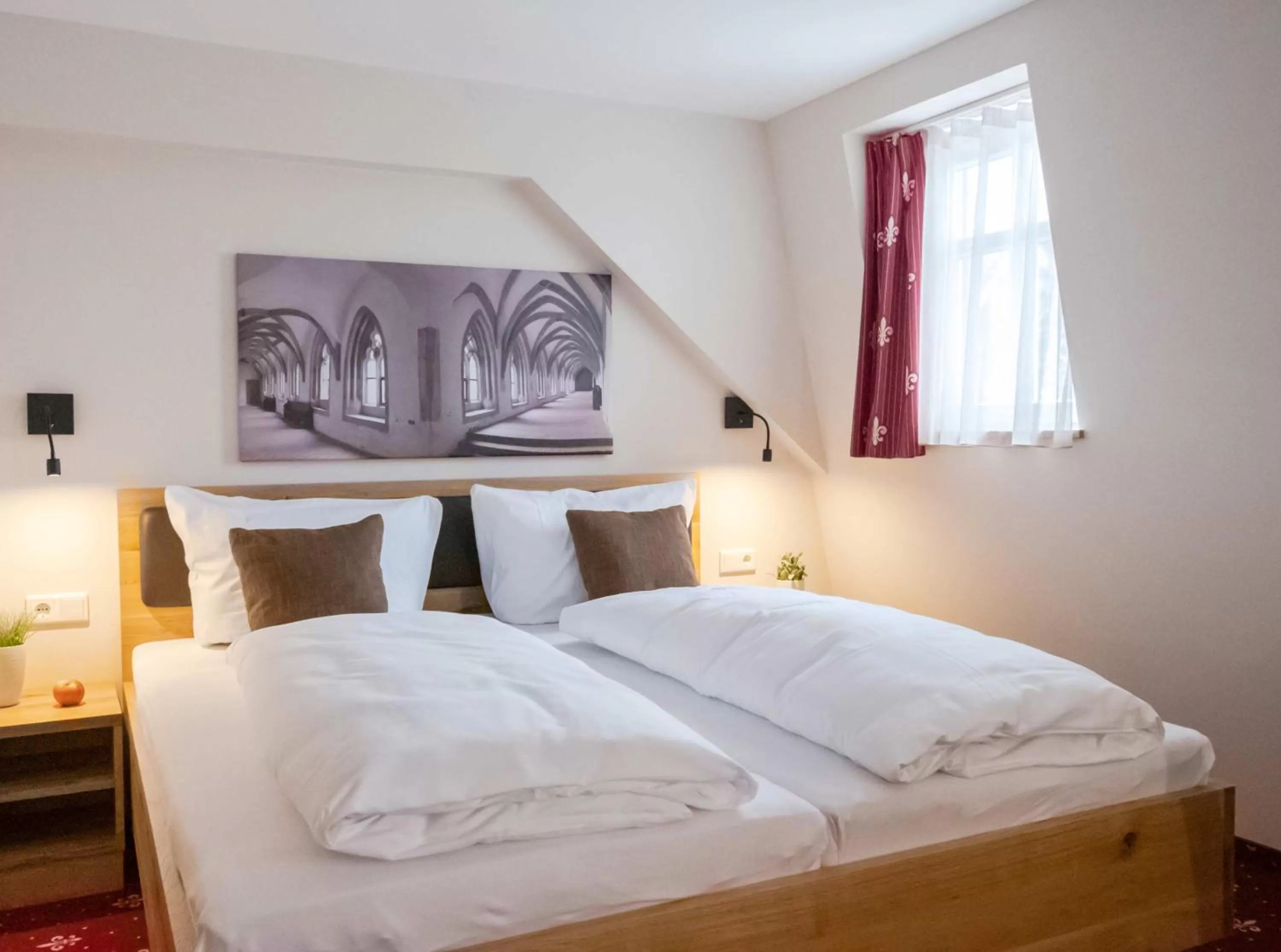 Photo of the whole room, Bed in Klostergasthof Heidenheim - Hotel Garni