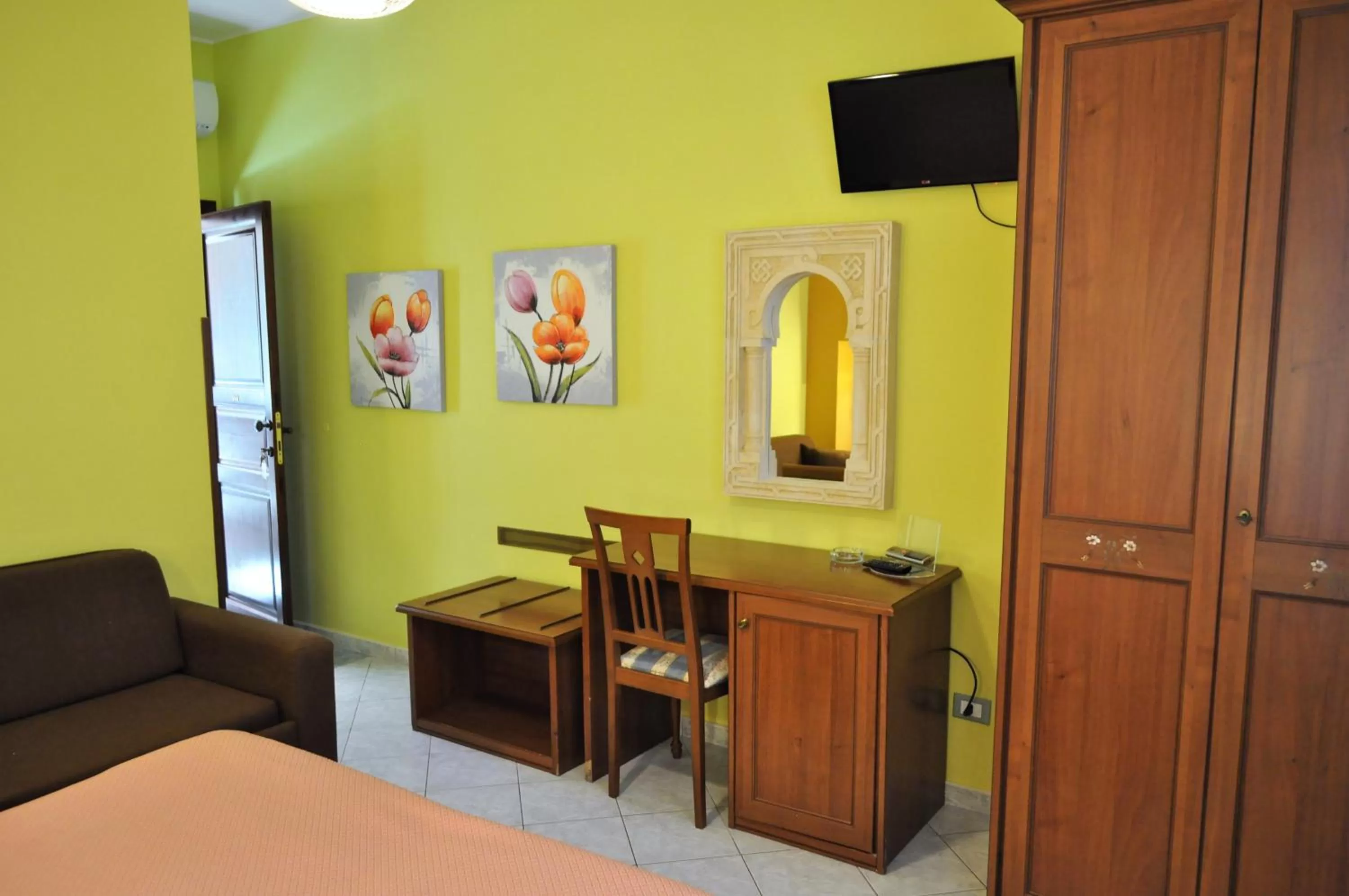 Photo of the whole room, Bed in Al-Tair