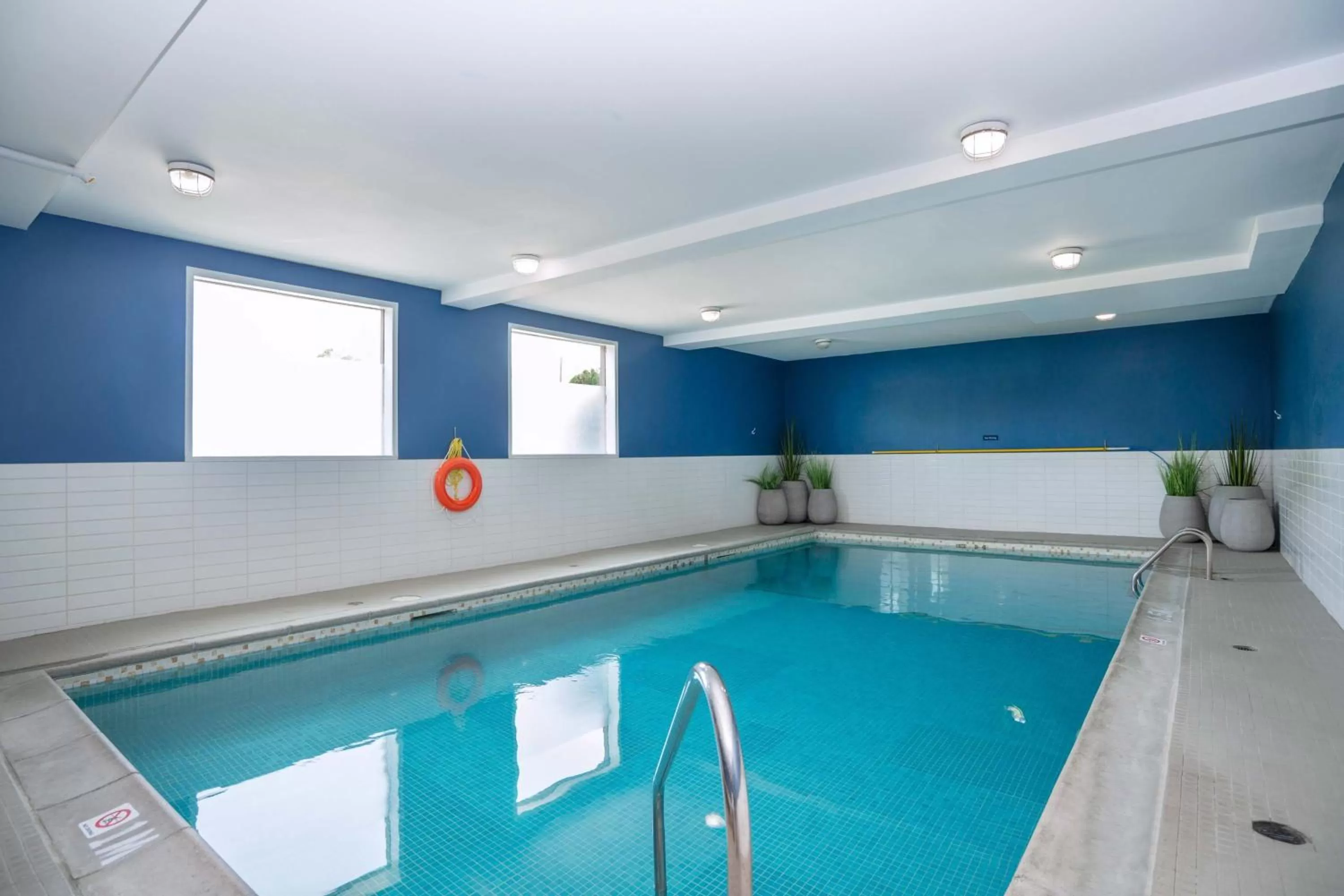 Swimming pool in Sandman Hotel Vernon