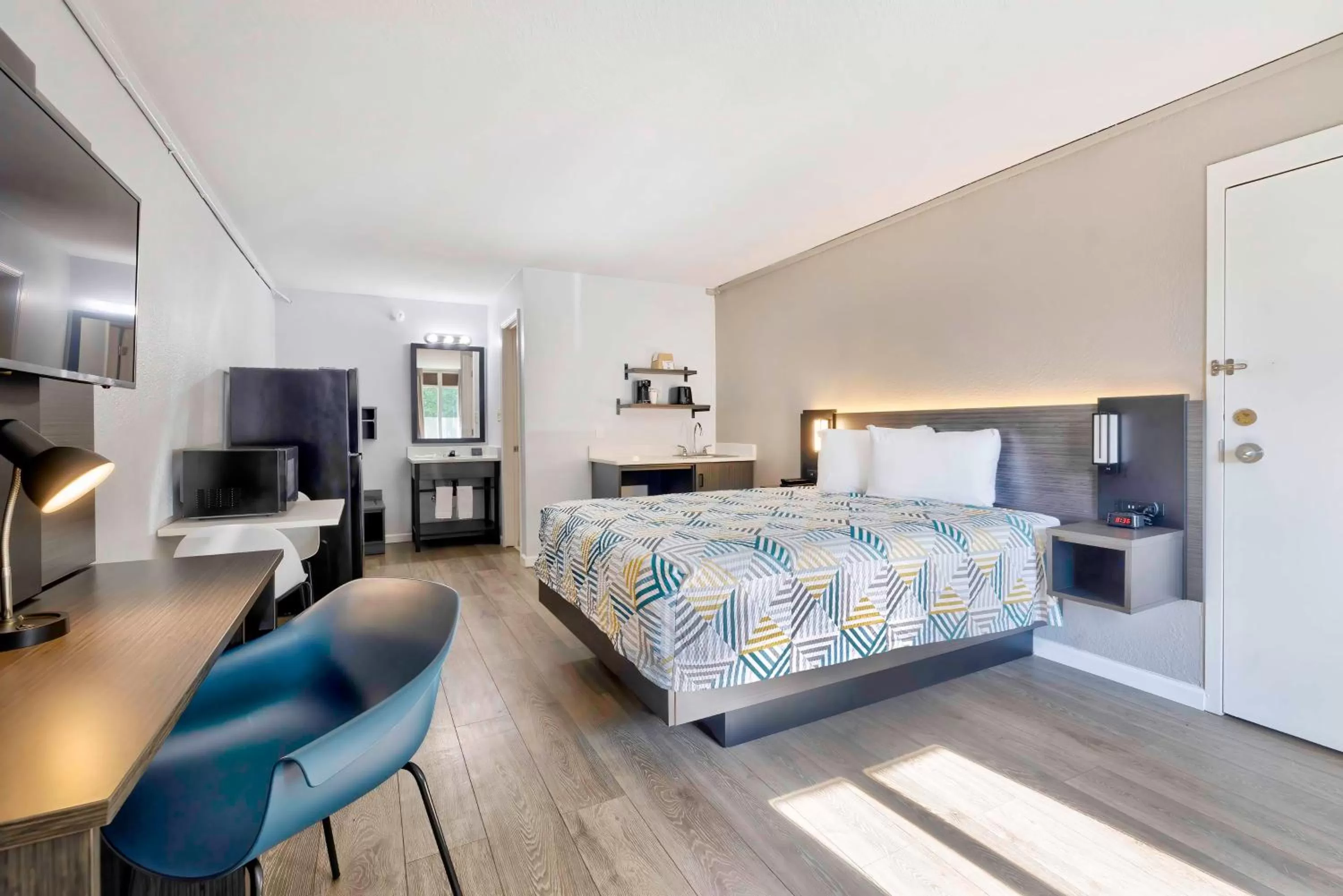 Bed in Studio 6 Effingham, IL