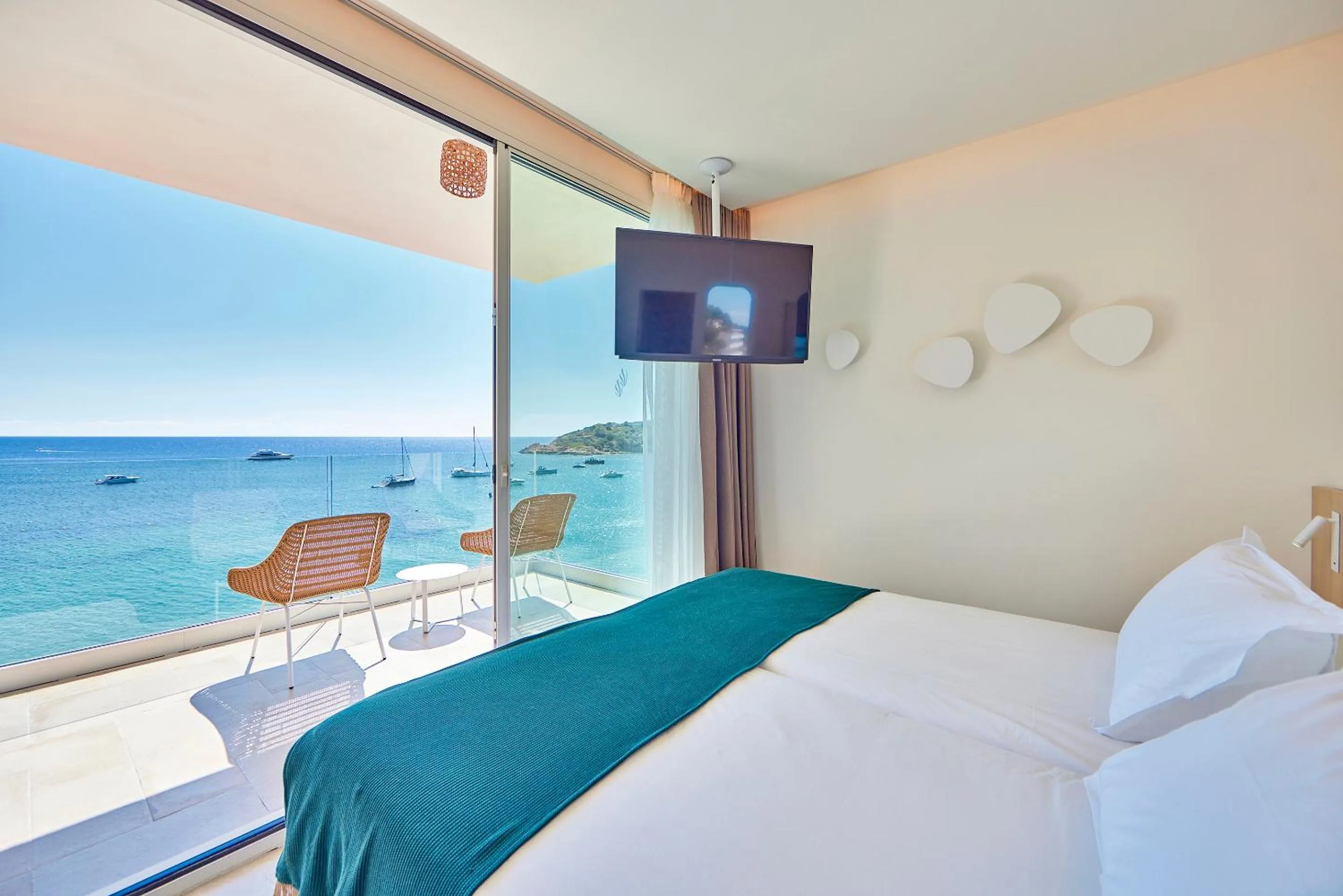Sea view, Bed in Universal Hotel Aquamarin