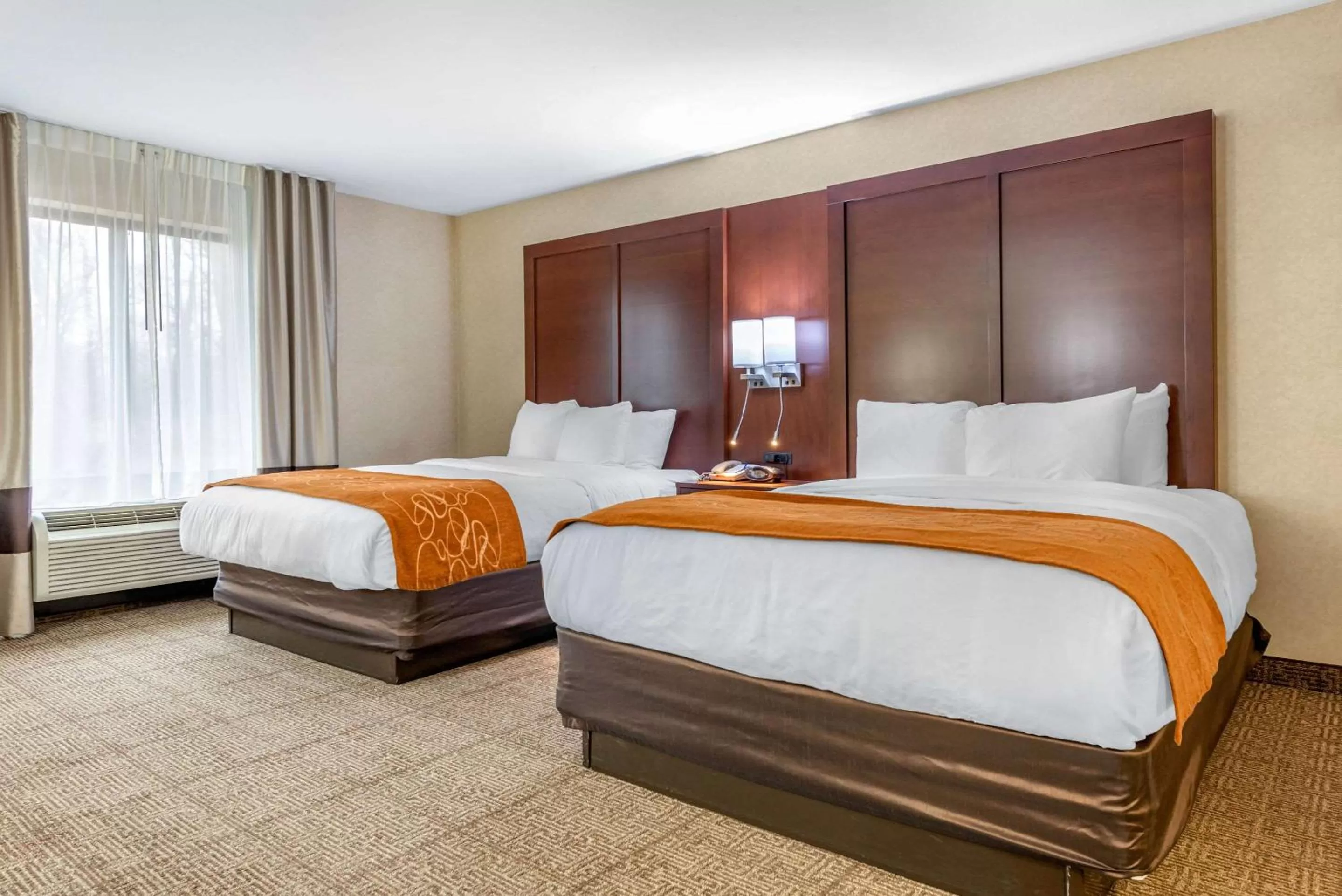 Photo of the whole room, Bed in Comfort Suites Elkhart South