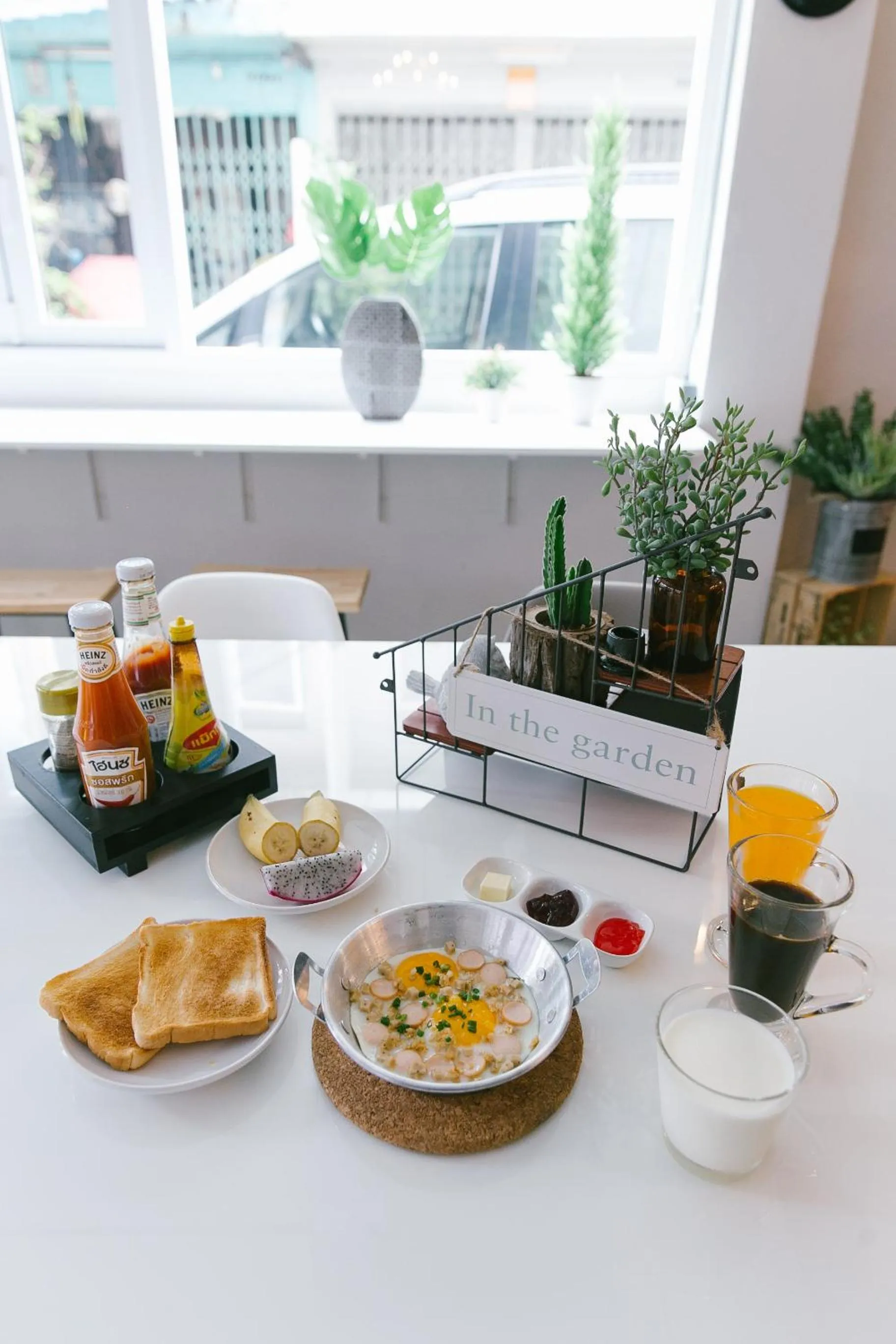 Continental breakfast in Diff Hostel