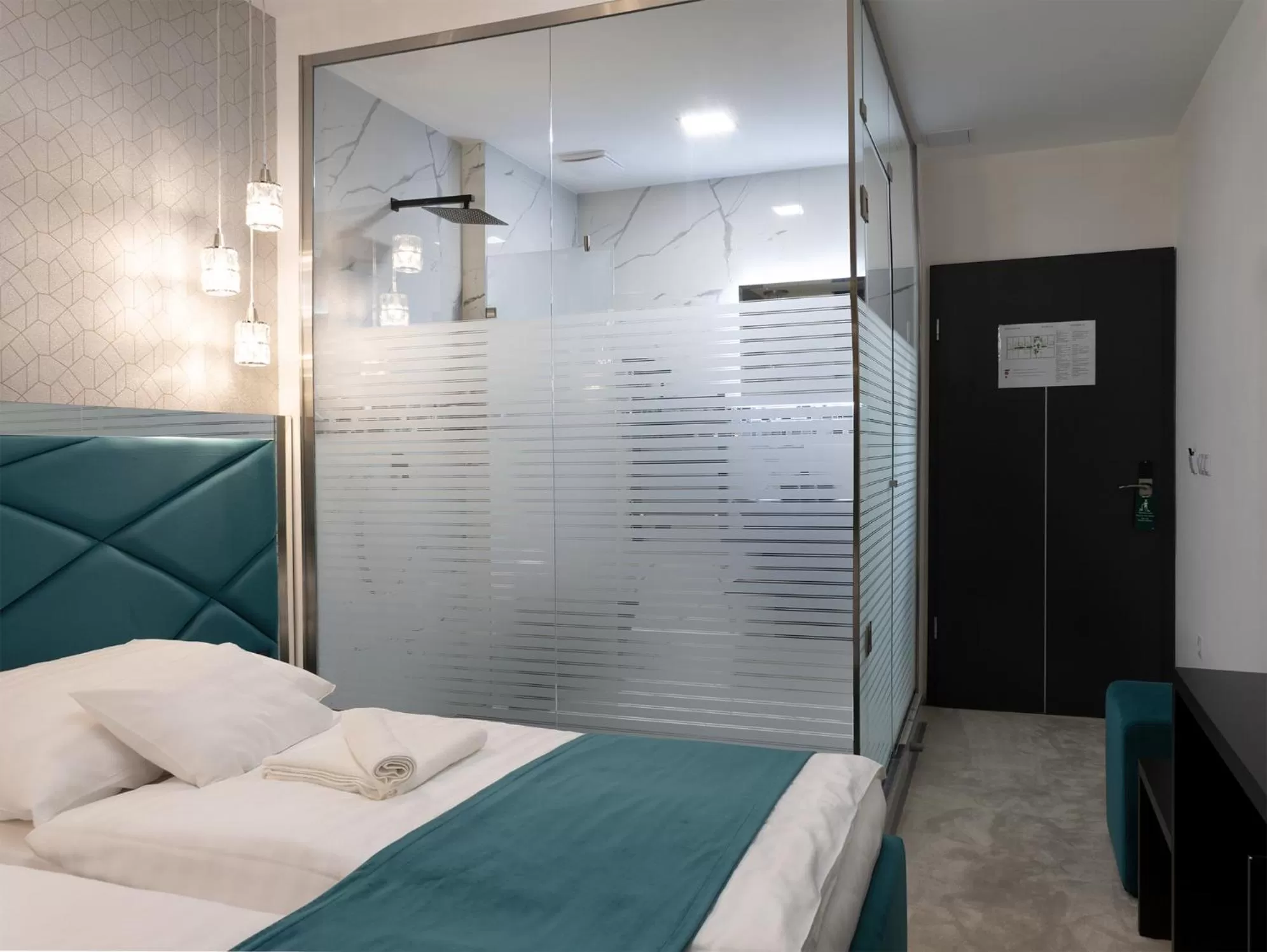 Shower, Bed in Z Rooms Boutique