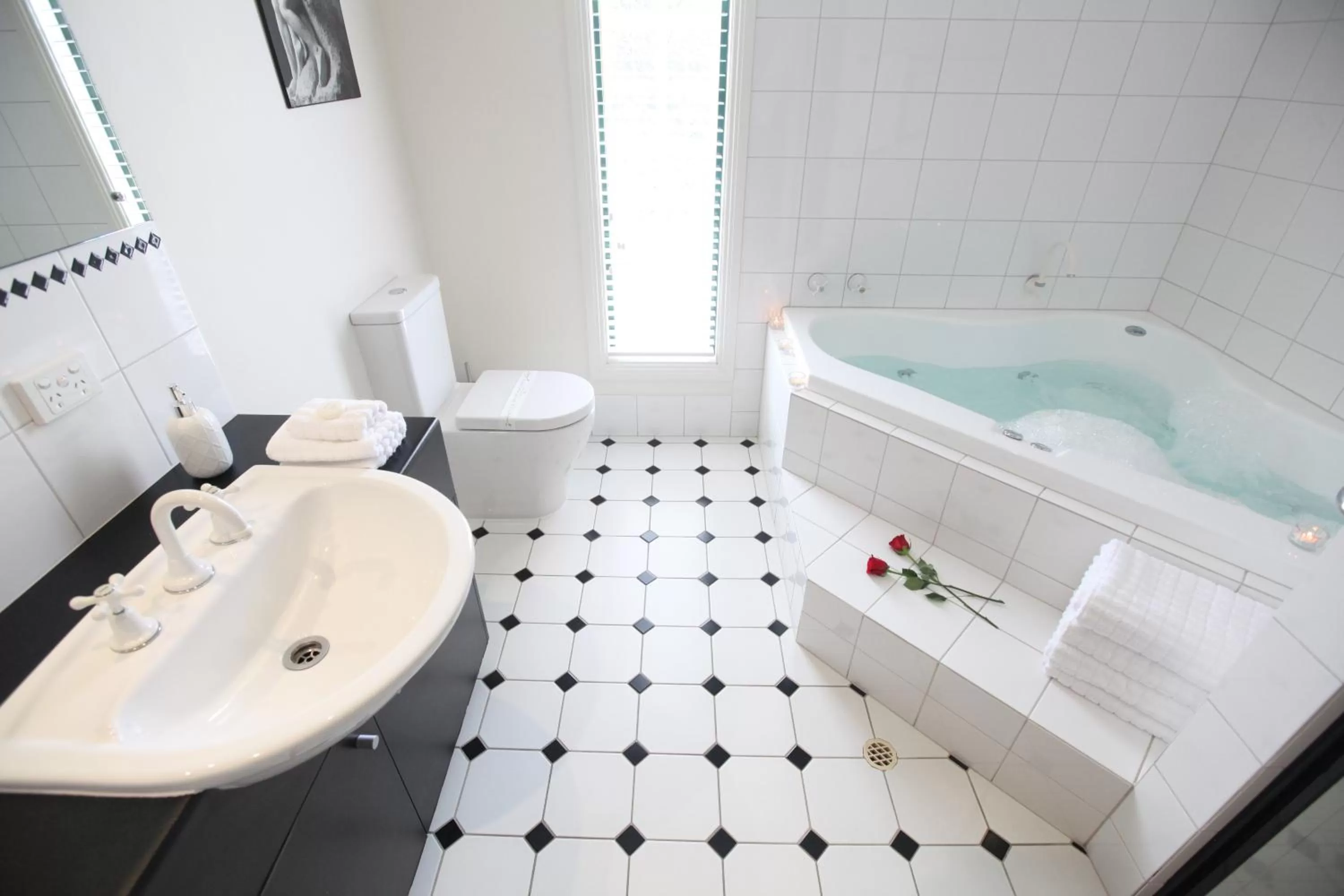 Bathroom in Wine and Roses Bed and Breakfast