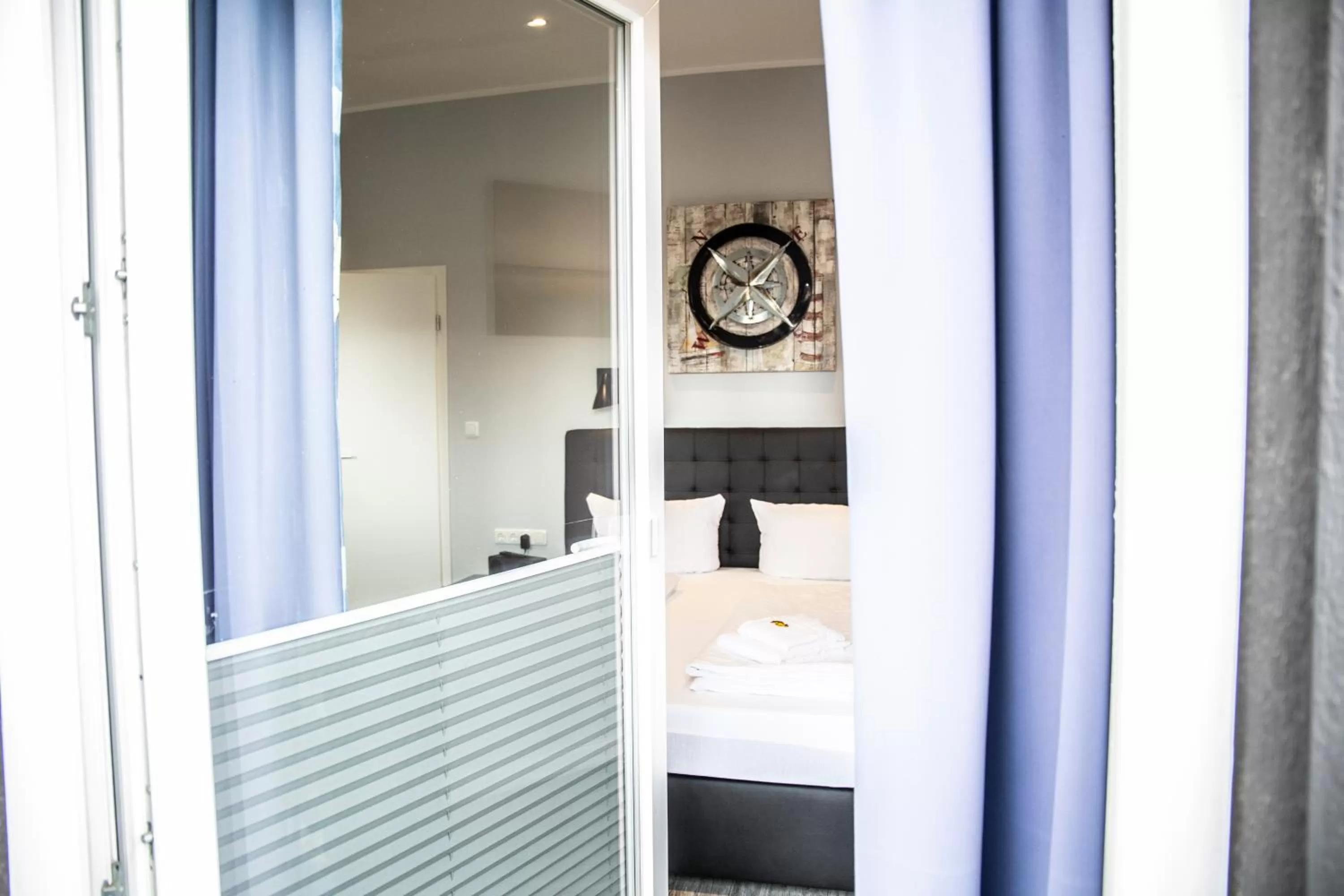 Photo of the whole room, Bed in Hotel Tum Stüürmann