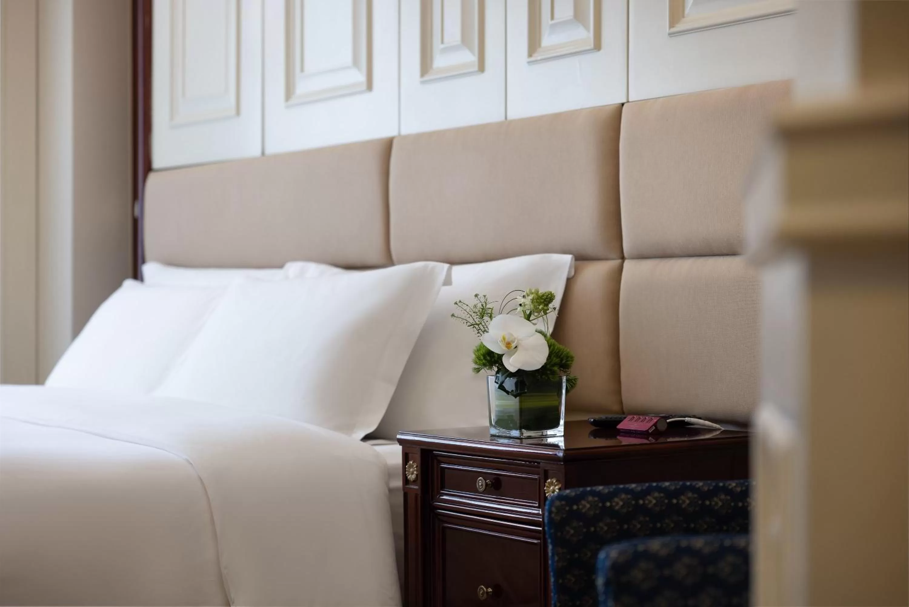 Photo of the whole room, Bed in Crowne Plaza Hotel & Suites Landmark Shenzhen by IHG