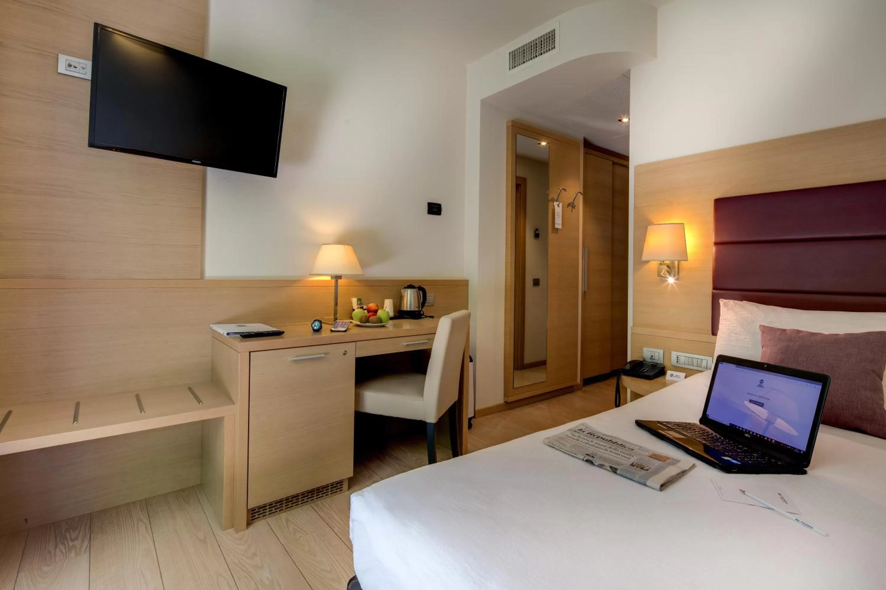 Coffee/tea facilities, Bed in Best Western Hotel Adige